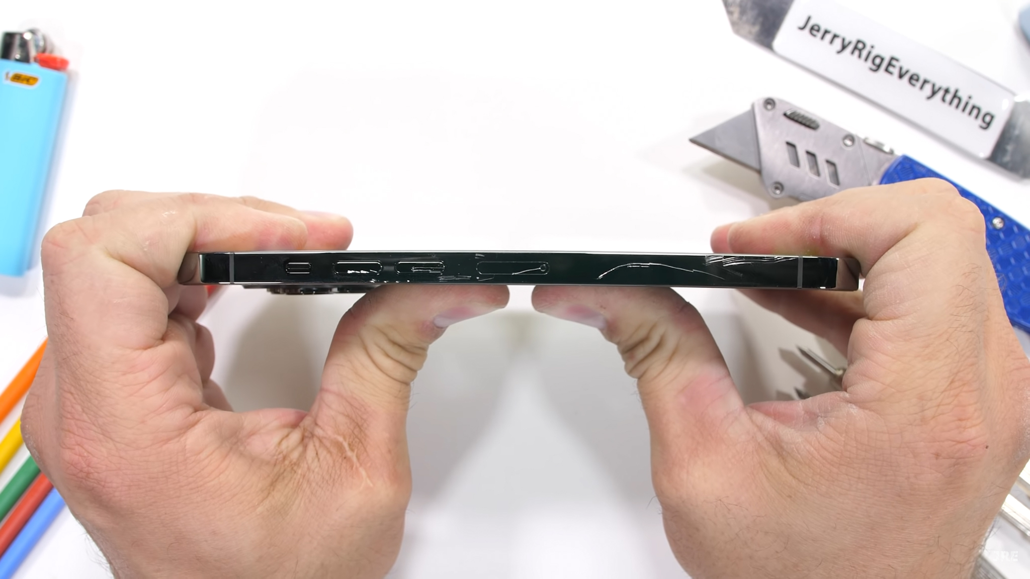 Kiểm tra độ bền iPhone 13 Pro Max: Smartphone cao cấp cứng cáp nhất hiện tại trên thị trường.