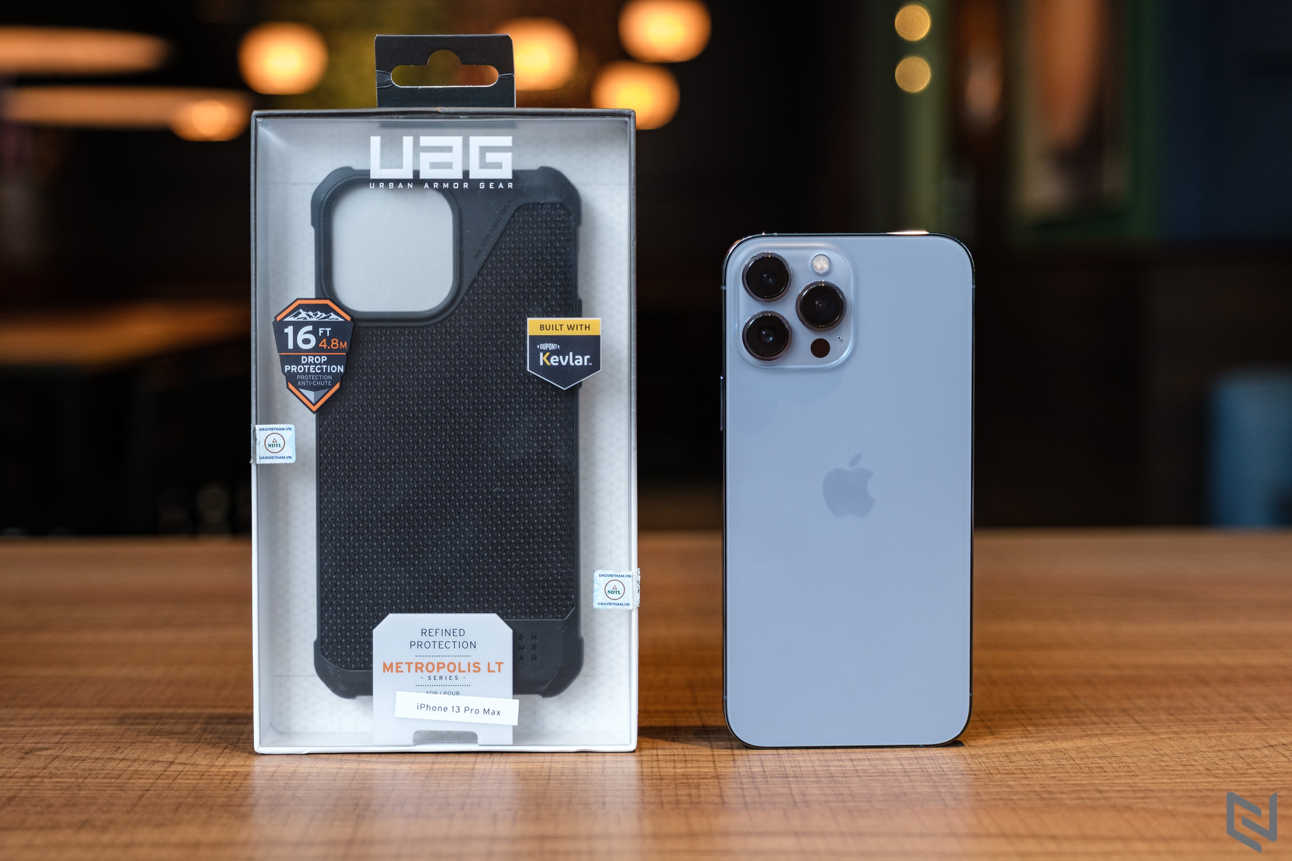 Trên tay ốp lưng UAG iPhone 13 Pro Max Metropolis LT giá 1,150,000 VND, vật liệu Kevlar cho cảm giác cầm cực tốt