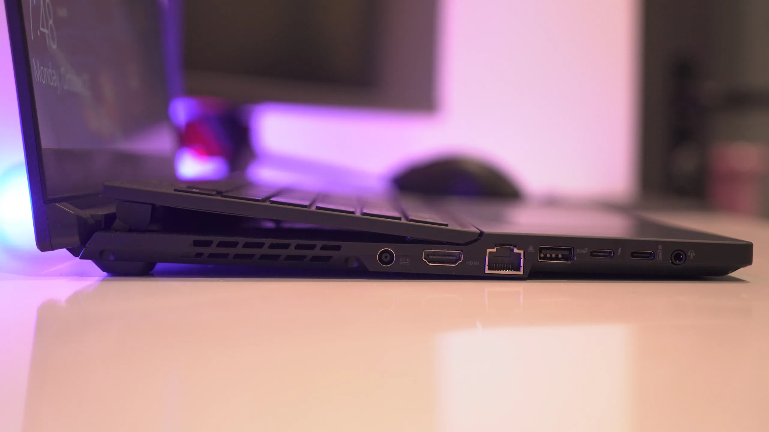 Trên tay laptop ROG Zephyrus S17 từ ASUS: Laptop chơi game và làm việc ưu việt cho người dùng trẻ