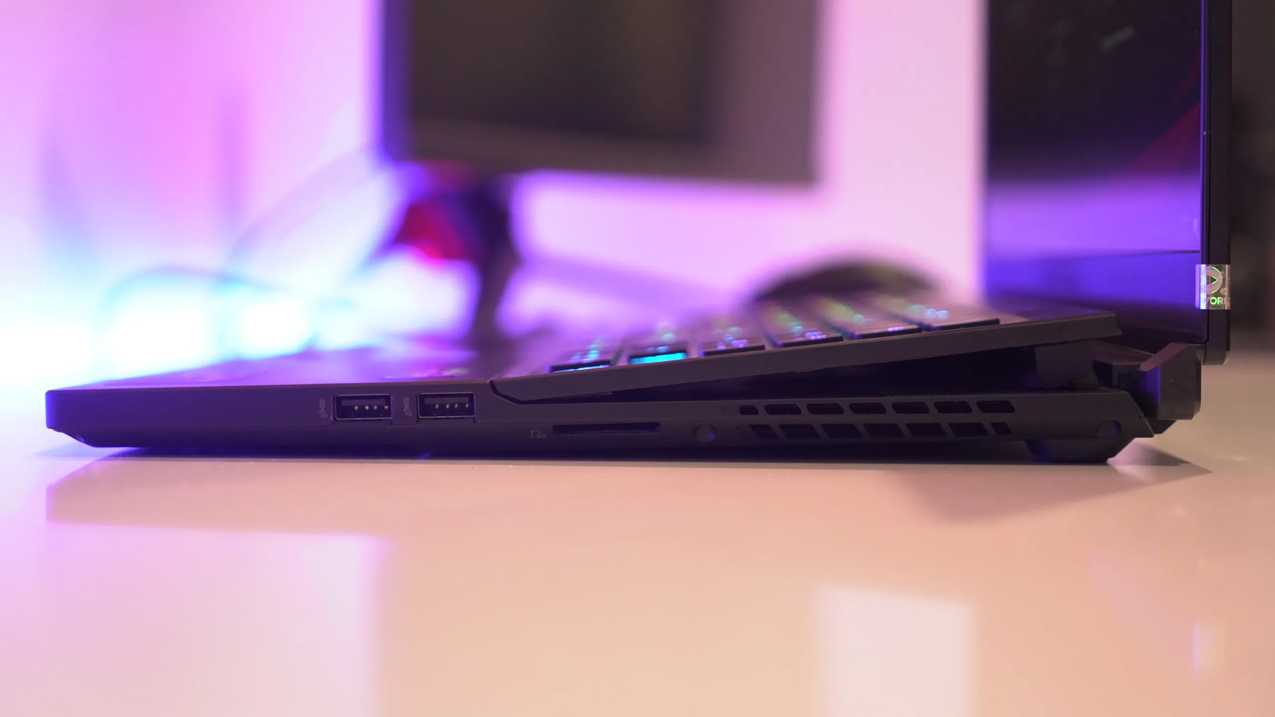 Trên tay laptop ROG Zephyrus S17 từ ASUS: Laptop chơi game và làm việc ưu việt cho người dùng trẻ