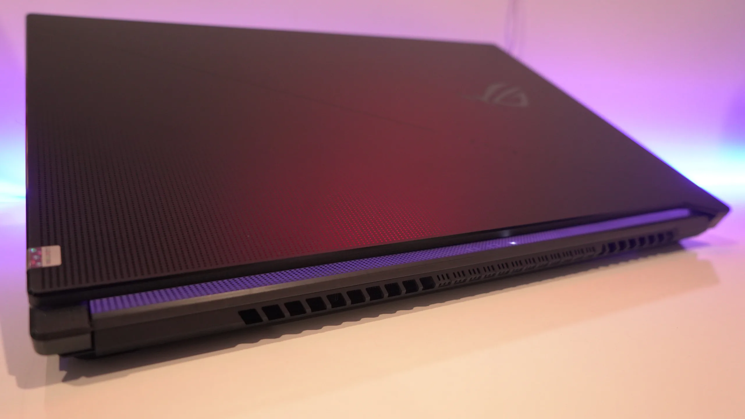 Trên tay laptop ROG Zephyrus S17 từ ASUS: Laptop chơi game và làm việc ưu việt cho người dùng trẻ
