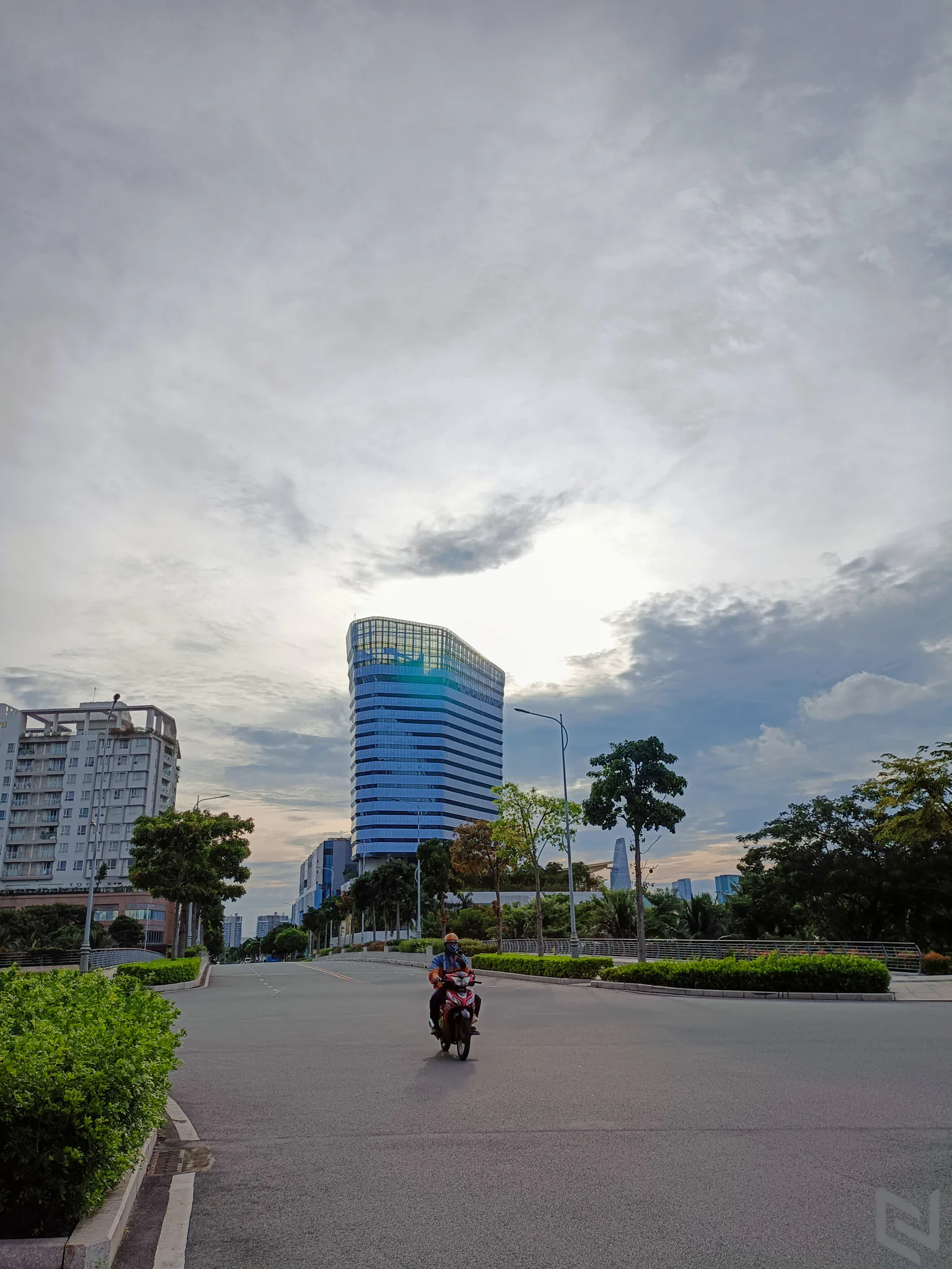 Mẹo chụp ảnh đẹp bằng OPPO Reno6 Z 5G: Chụp chân dung Bokeh Flare đầy nghệ thuật, chụp đêm cũng chuyên nghiệp không kém