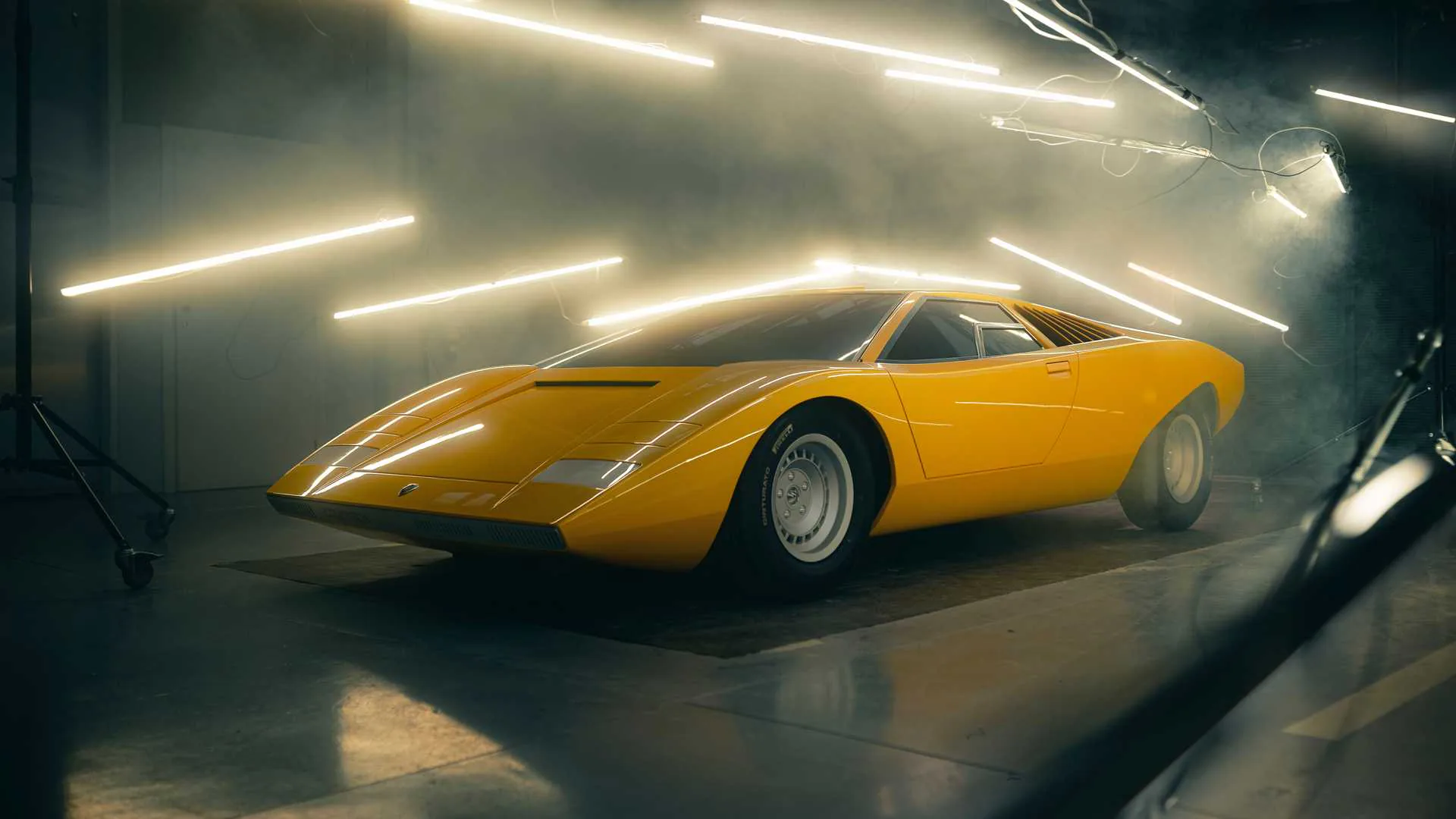 Hồi sinh huyền thoại Lamborghini Countach LP 500 mất đến 25,000 giờ