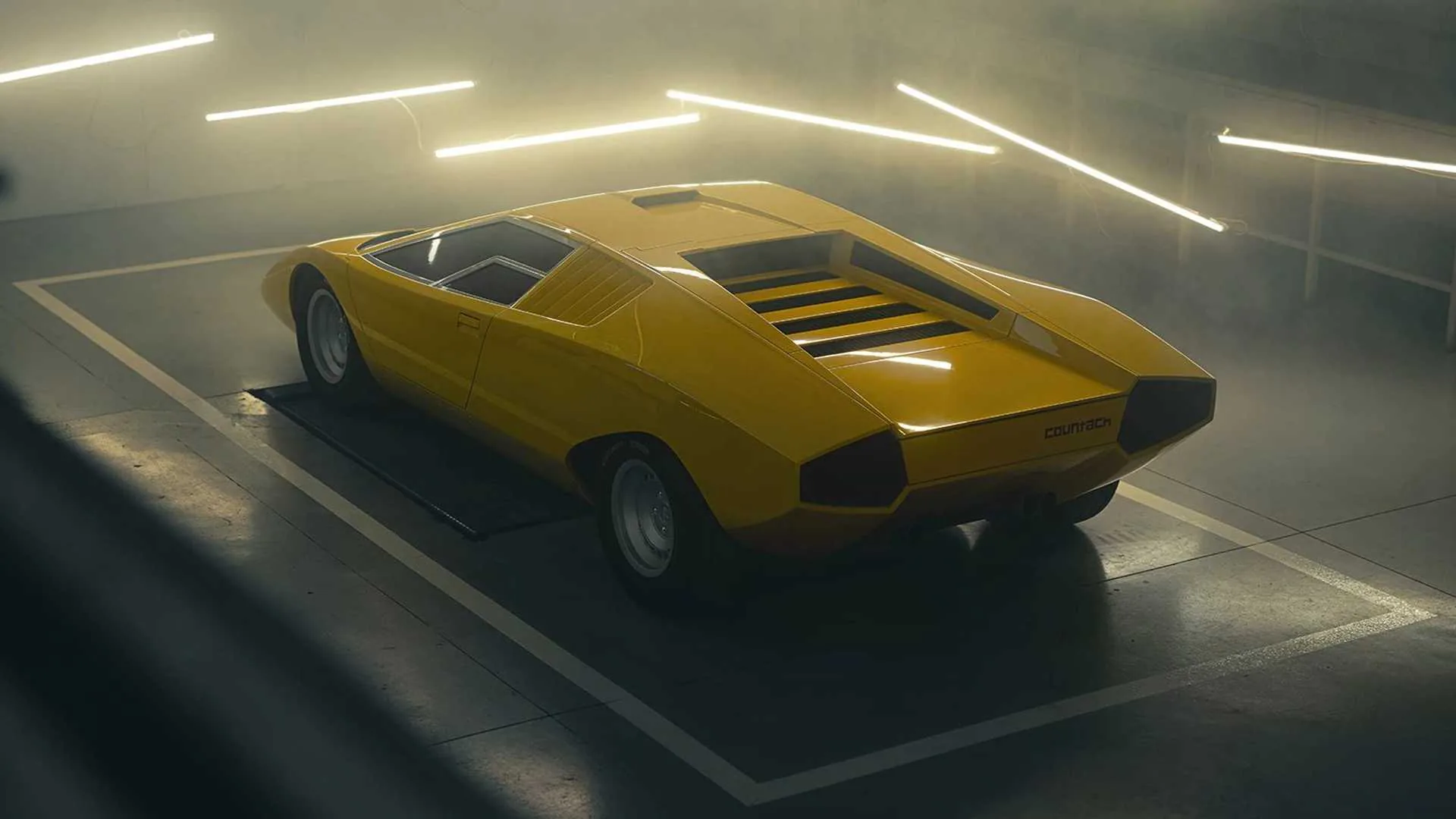 Hồi sinh huyền thoại Lamborghini Countach LP 500 mất đến 25,000 giờ