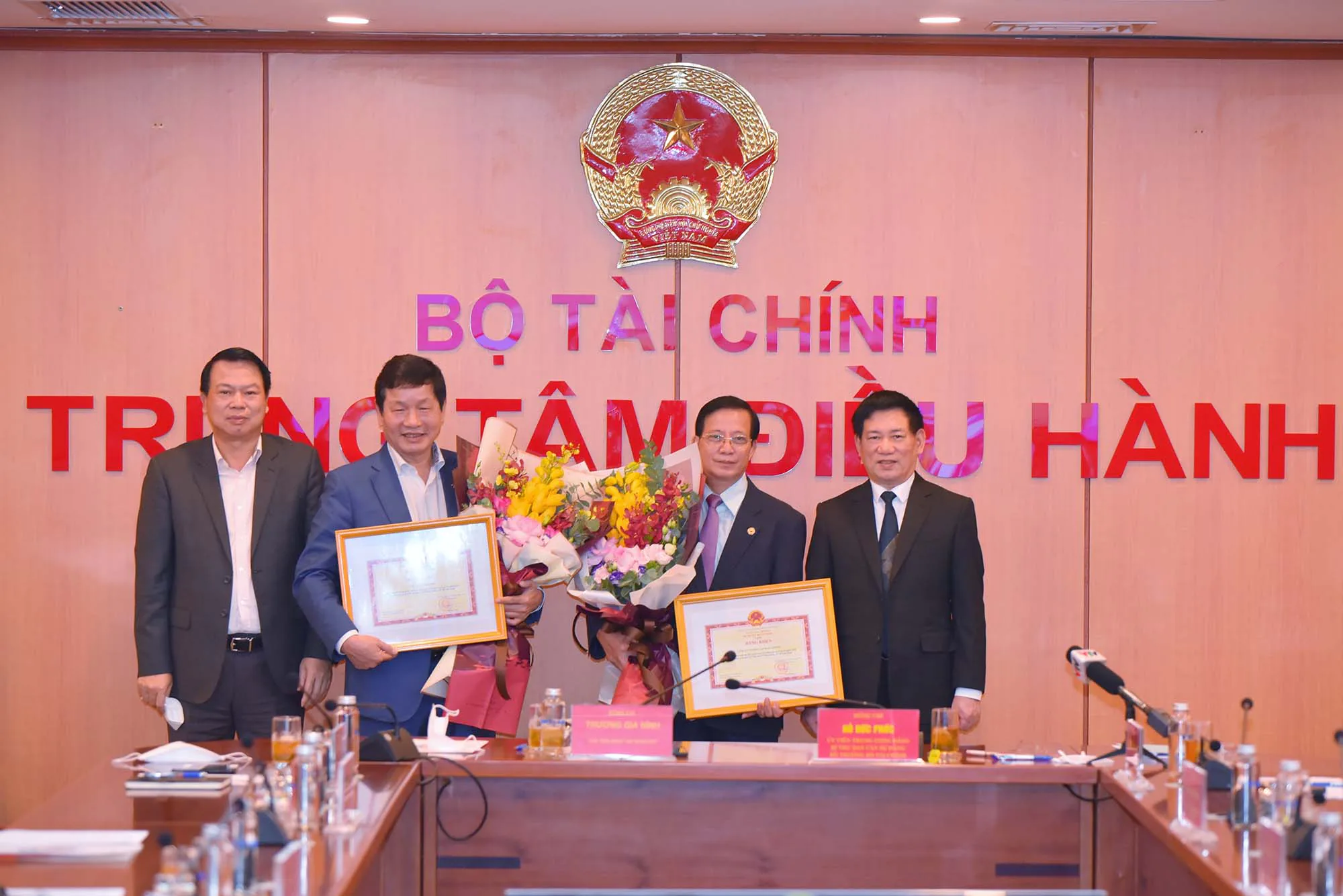 Bộ trưởng Bộ Tài chính tặng thưởng Bằng khen cho Công ty cổ phần FPT và Tập đoàn SOVICO