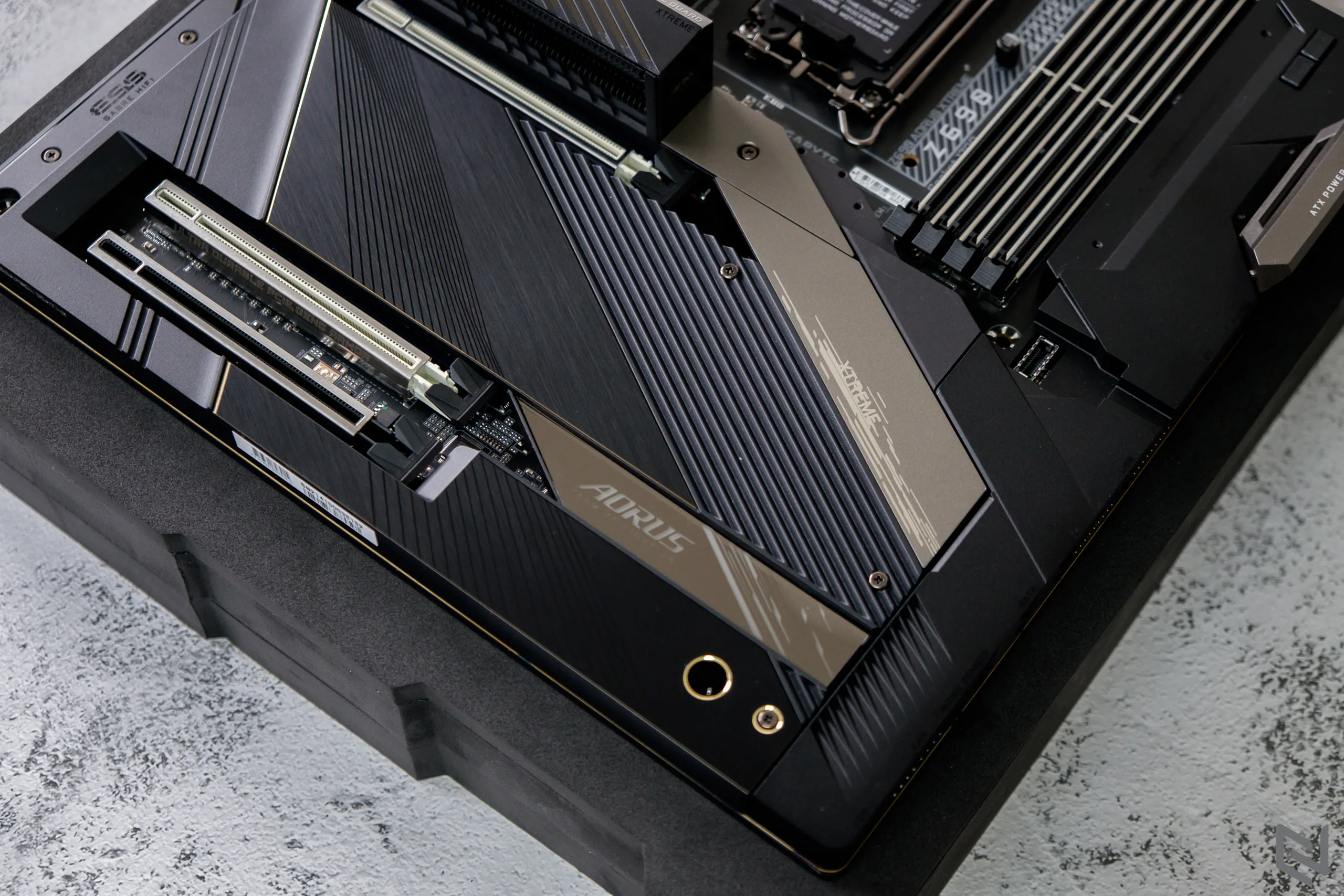 Mở hộp và trên tay bo mạch chủ Z690 AORUS XTREME từ GIGABYTE: Hỗ trợ Intel Core 12th mới nhất, tối thượng đúng nghĩa với dàn giáp chắc nịch