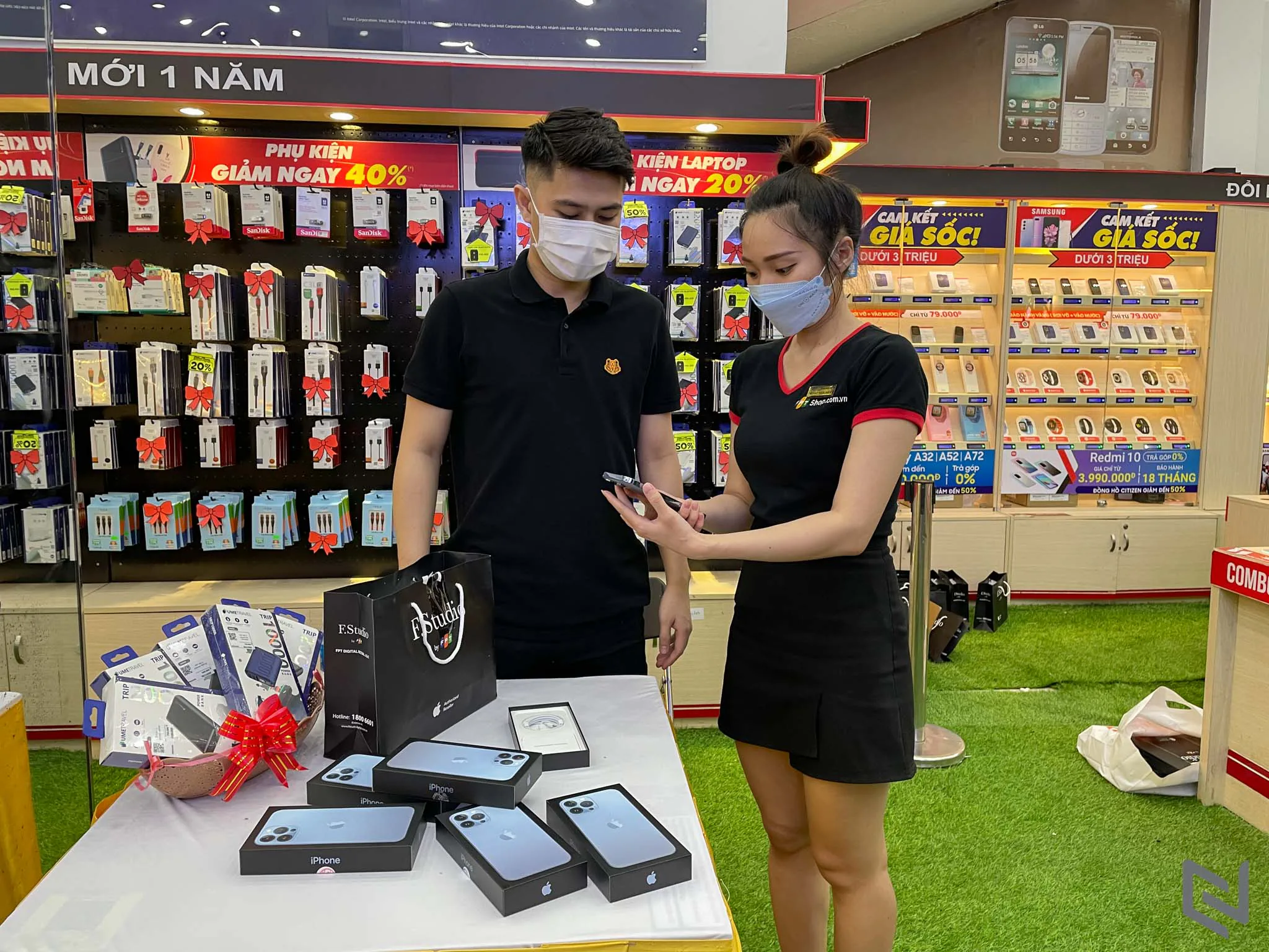 Mở bán ngay trong đêm, FPT Shop & F.Studio by FPT phục vụ gần 1,000 khách hàng nhận iPhone 13 series chính hãng
