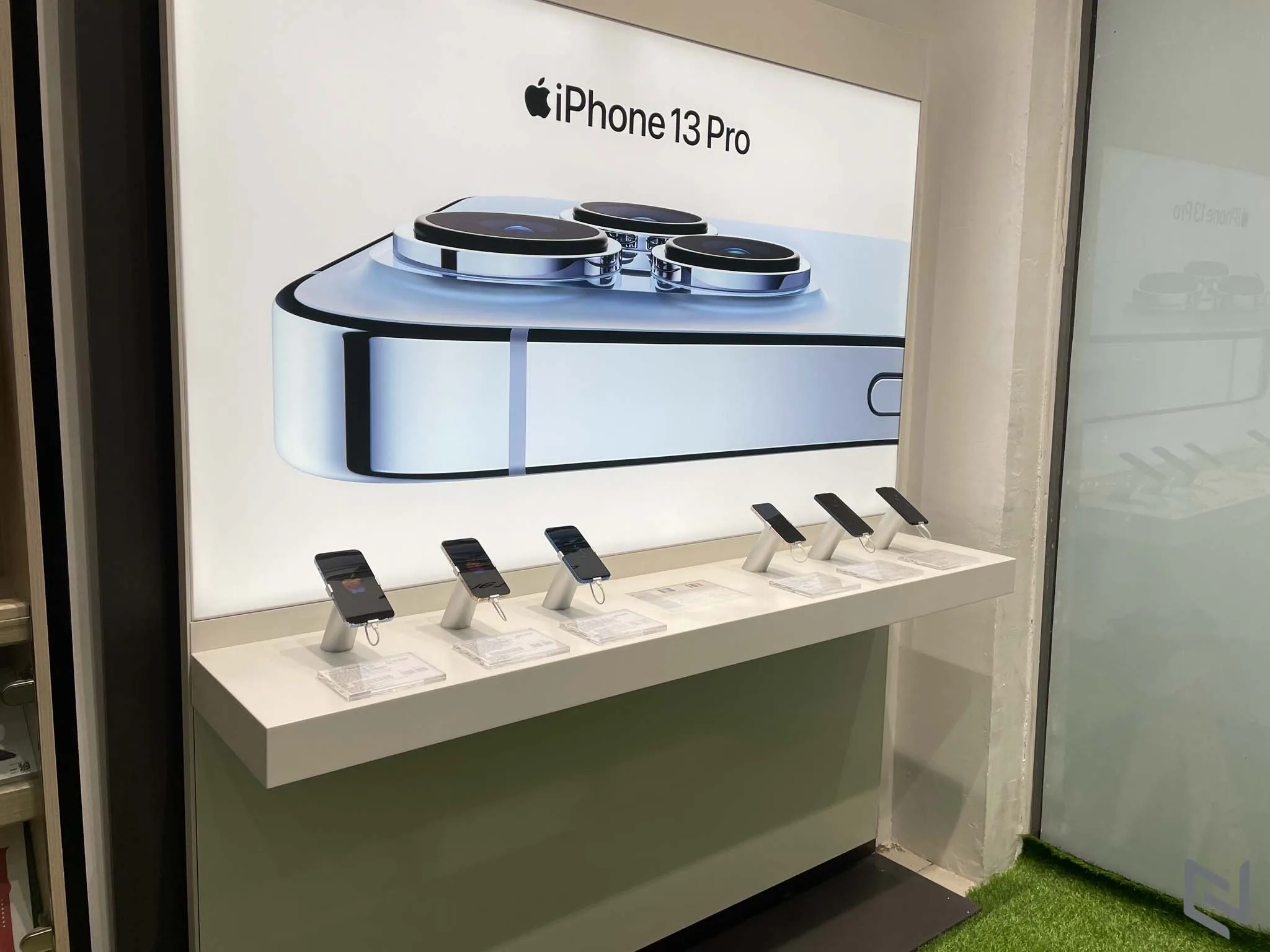 Mở bán ngay trong đêm, FPT Shop & F.Studio by FPT phục vụ gần 1,000 khách hàng nhận iPhone 13 series chính hãng
