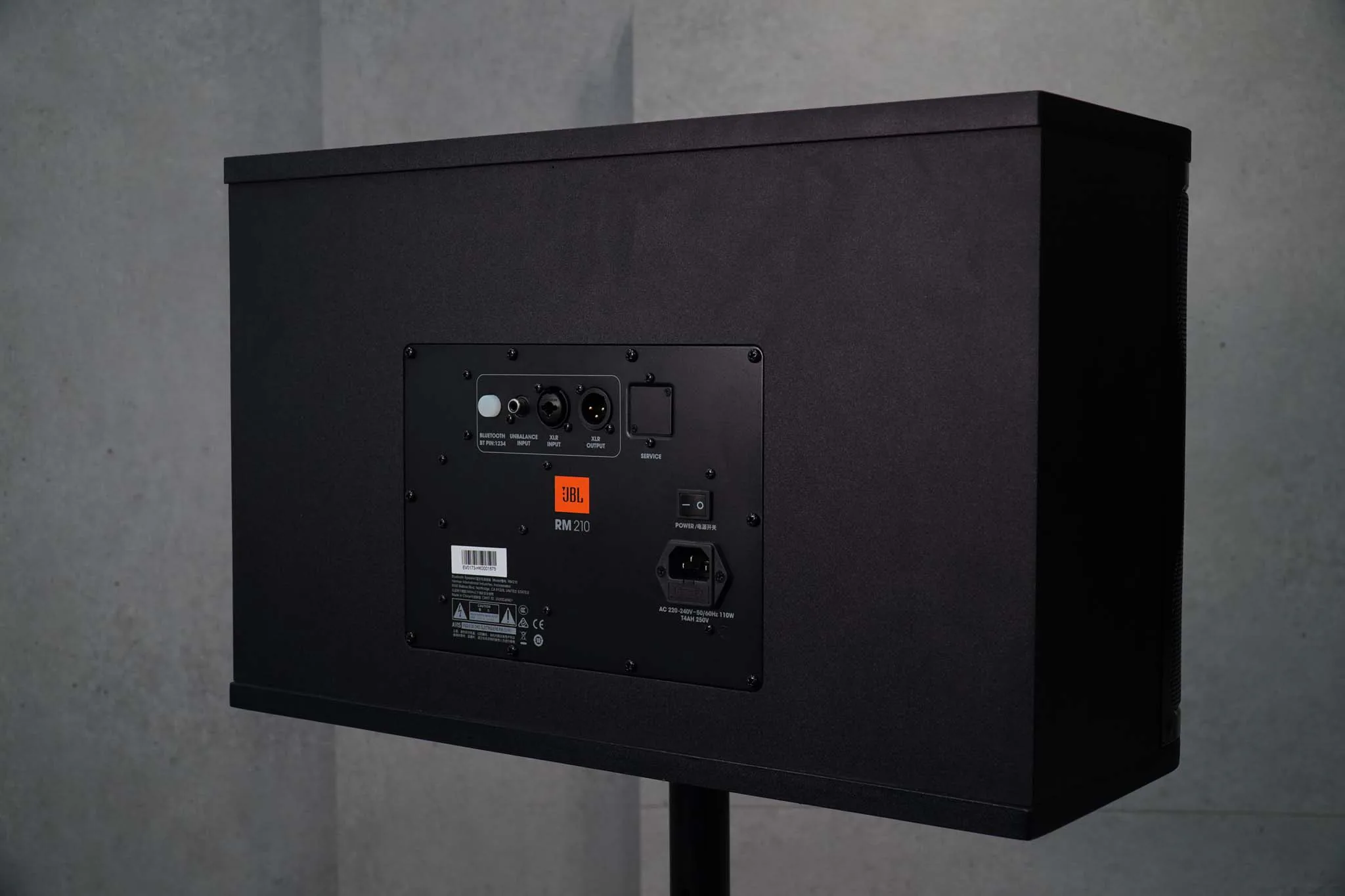 Ra mắt loa Karaoke active JBL RM 210 hoàn toàn mới – Hát theo chuẩn “PRO” tại gia với cấu hình gọn nhẹ