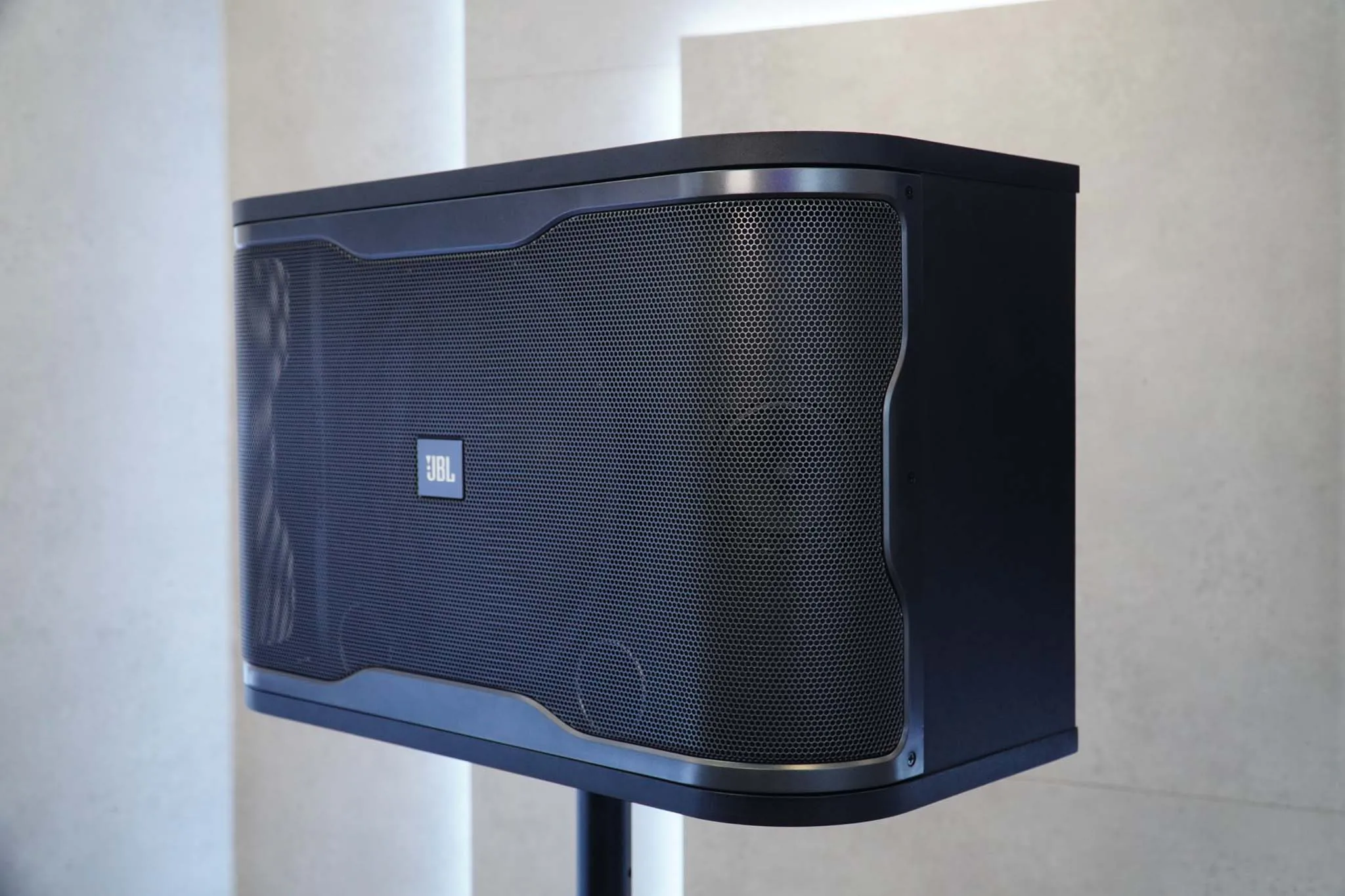 Ra mắt loa Karaoke active JBL RM 210 hoàn toàn mới – Hát theo chuẩn “PRO” tại gia với cấu hình gọn nhẹ