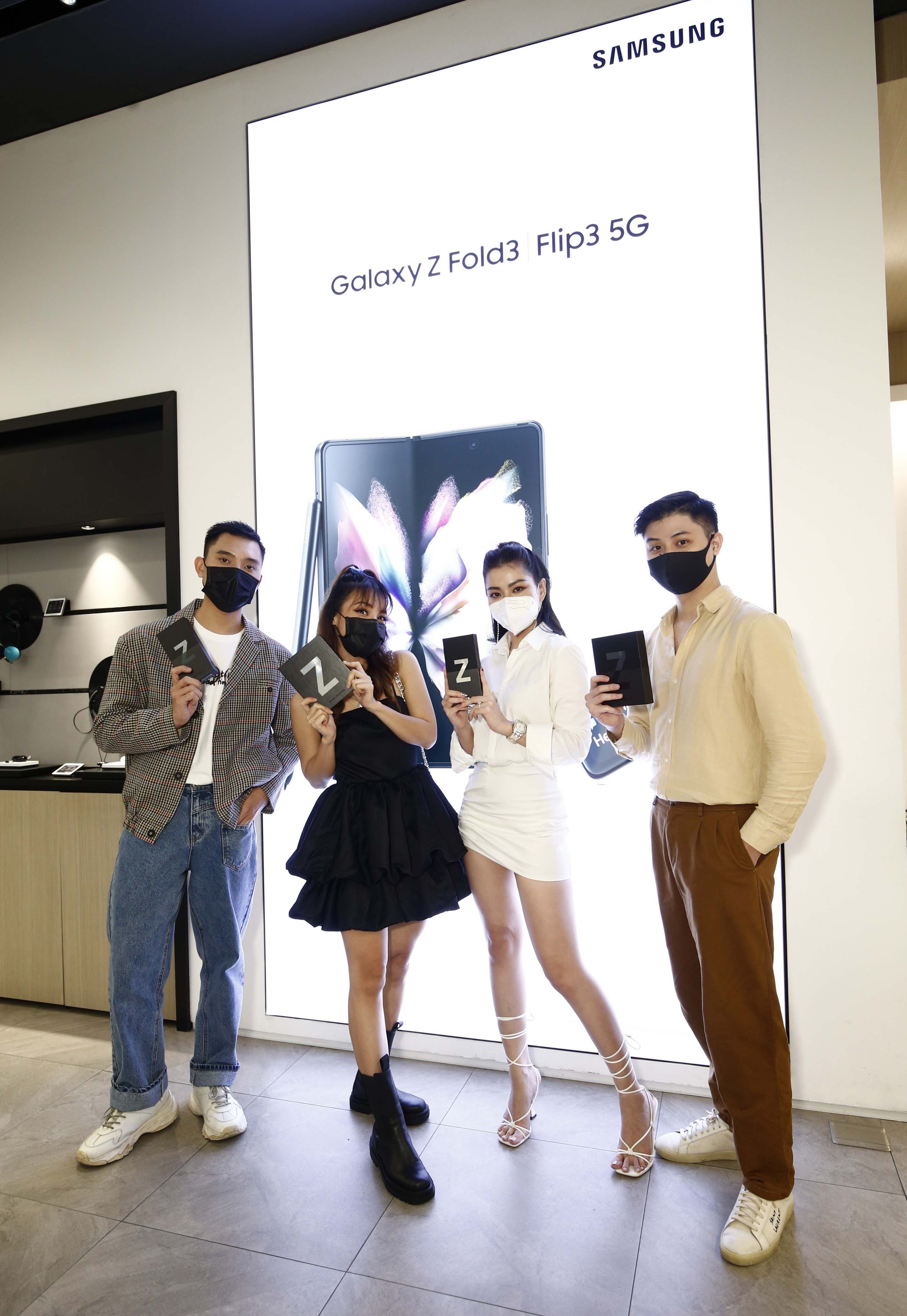 Người dùng trẻ “phát cuồng” với bộ đôi Galaxy Z Fold3, Z Flip3 khi nhận hàng tại Samsung68 và Cửa hàng trải nghiệm Samsung