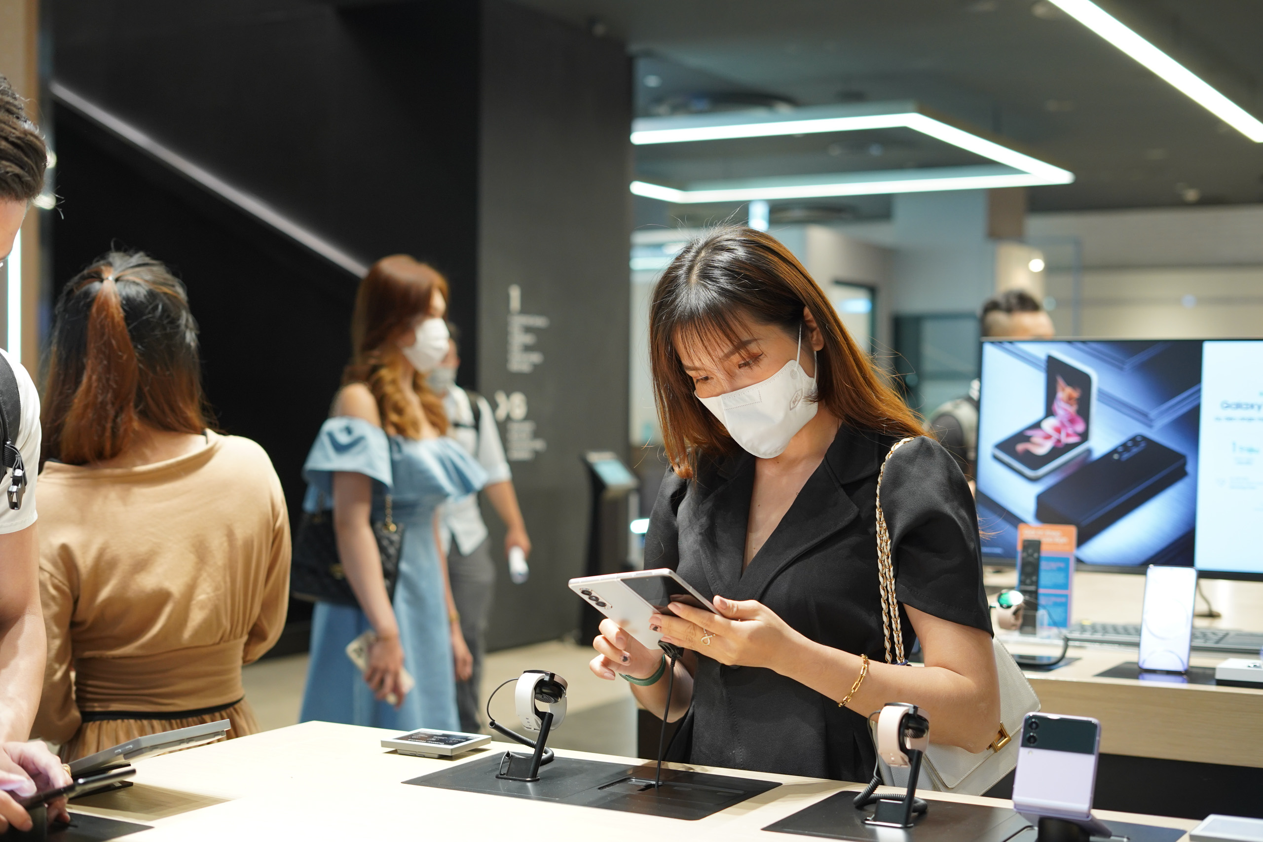 Người dùng trẻ “phát cuồng” với bộ đôi Galaxy Z Fold3, Z Flip3 khi nhận hàng tại Samsung68 và Cửa hàng trải nghiệm Samsung