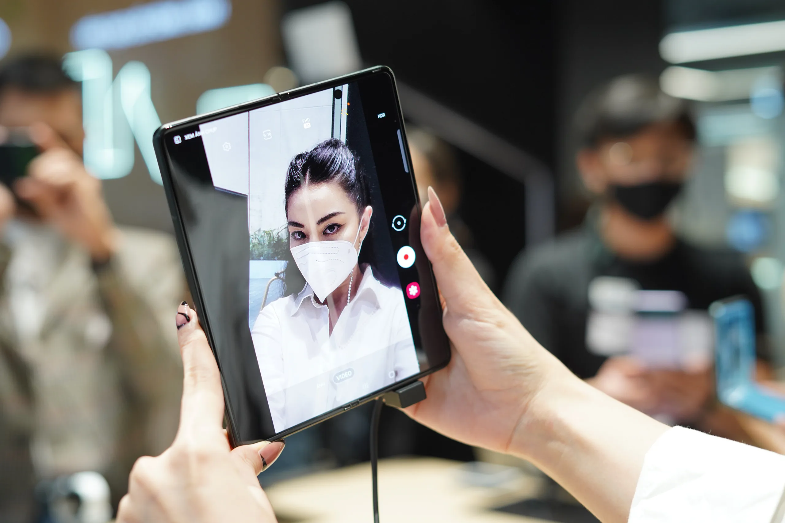 Người dùng trẻ “phát cuồng” với bộ đôi Galaxy Z Fold3, Z Flip3 khi nhận hàng tại Samsung68 và Cửa hàng trải nghiệm Samsung