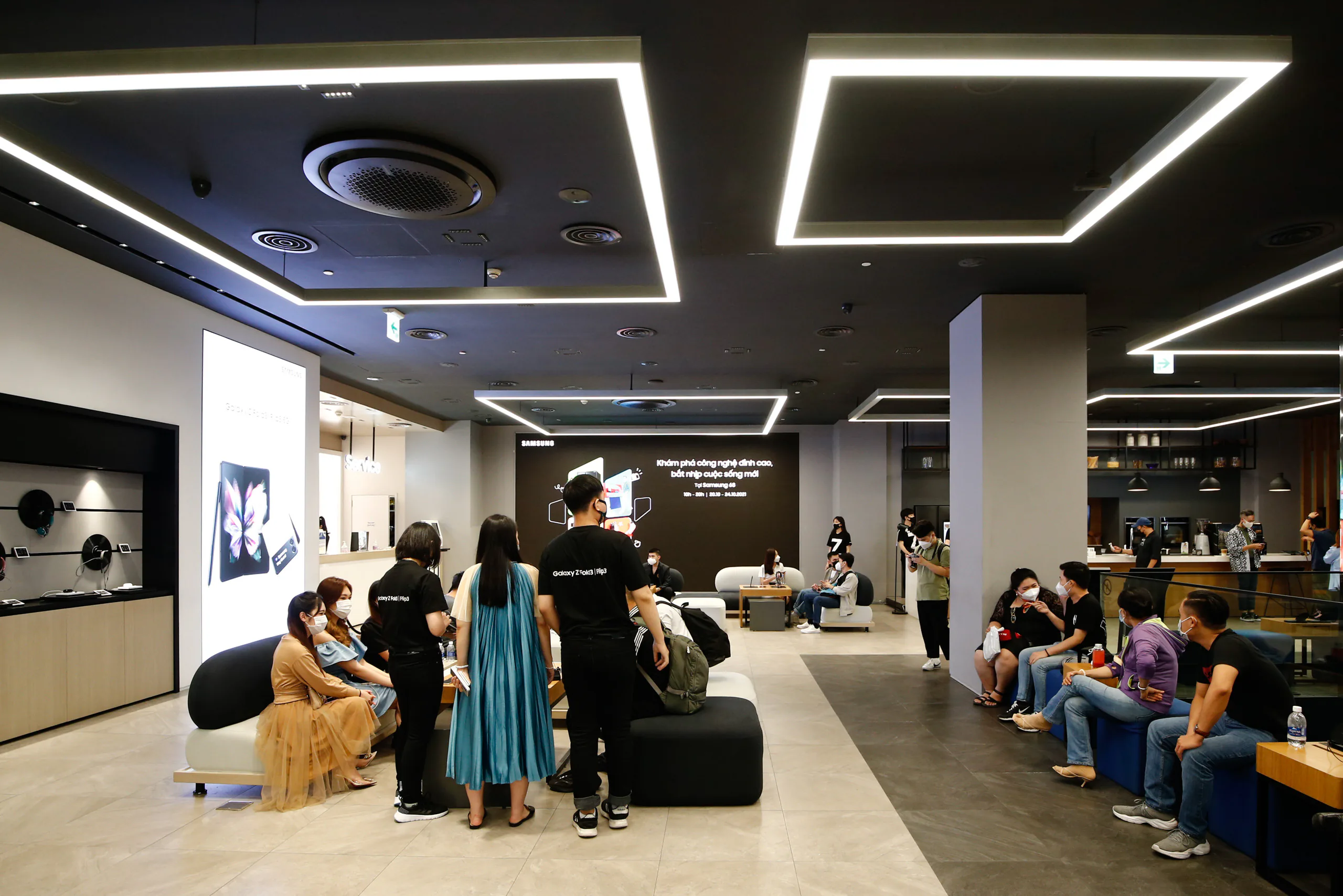 Người dùng trẻ “phát cuồng” với bộ đôi Galaxy Z Fold3, Z Flip3 khi nhận hàng tại Samsung68 và Cửa hàng trải nghiệm Samsung