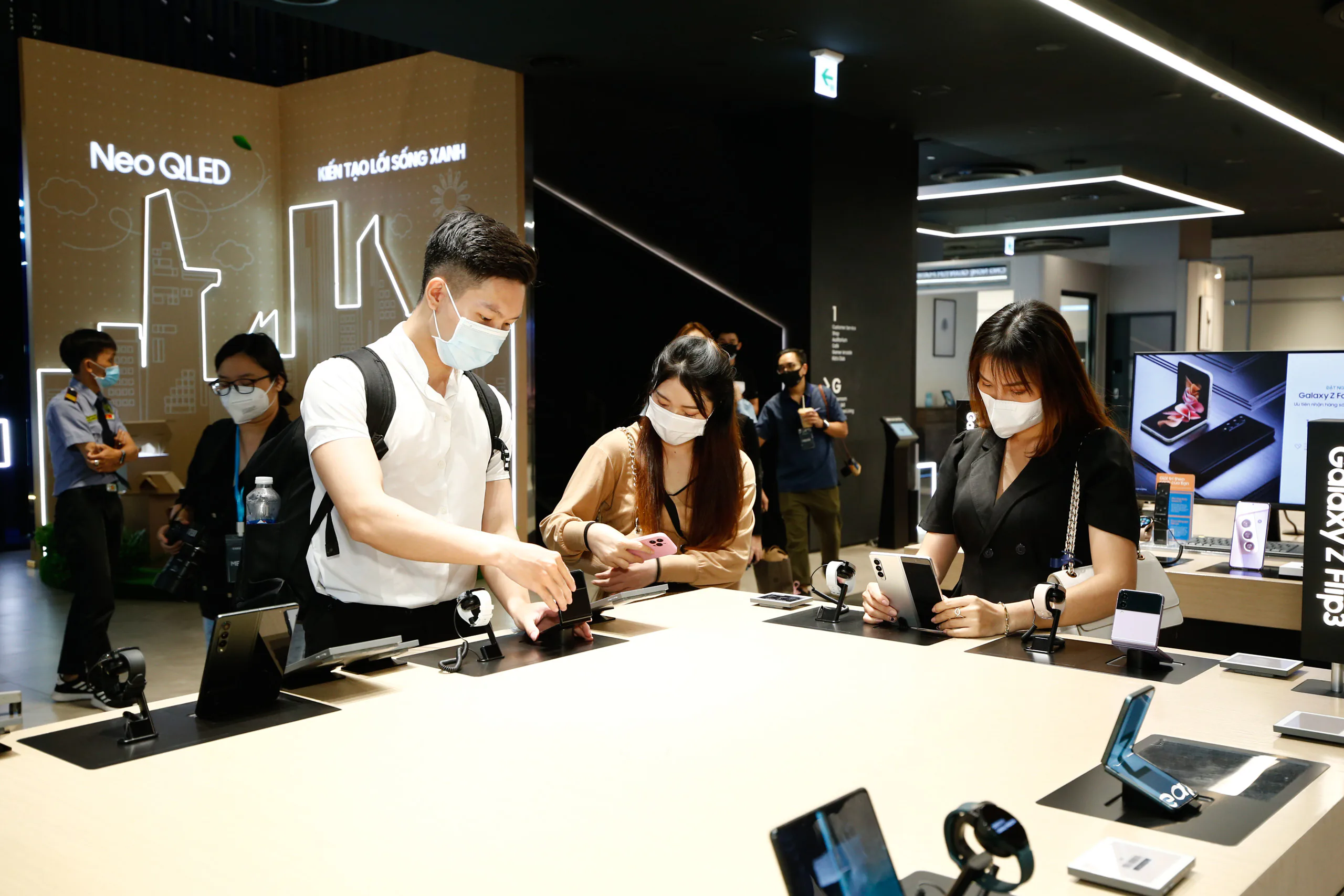 Người dùng trẻ “phát cuồng” với bộ đôi Galaxy Z Fold3, Z Flip3 khi nhận hàng tại Samsung68 và Cửa hàng trải nghiệm Samsung
