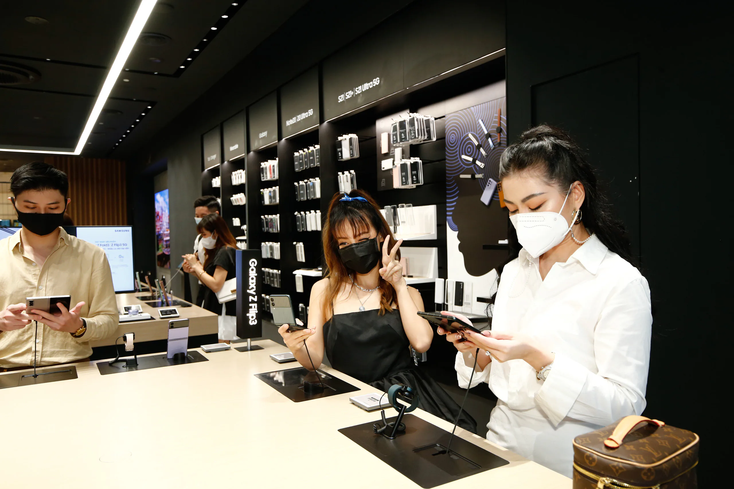 Người dùng trẻ “phát cuồng” với bộ đôi Galaxy Z Fold3, Z Flip3 khi nhận hàng tại Samsung68 và Cửa hàng trải nghiệm Samsung