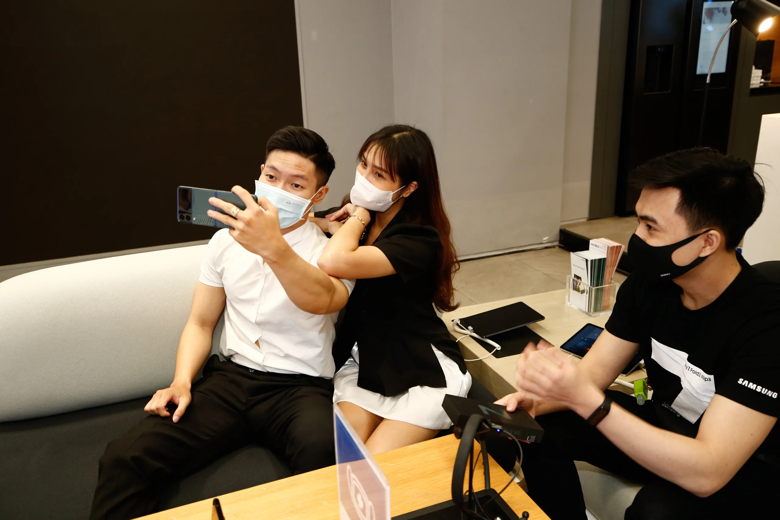 Người dùng trẻ “phát cuồng” với bộ đôi Galaxy Z Fold3, Z Flip3 khi nhận hàng tại Samsung68 và Cửa hàng trải nghiệm Samsung
