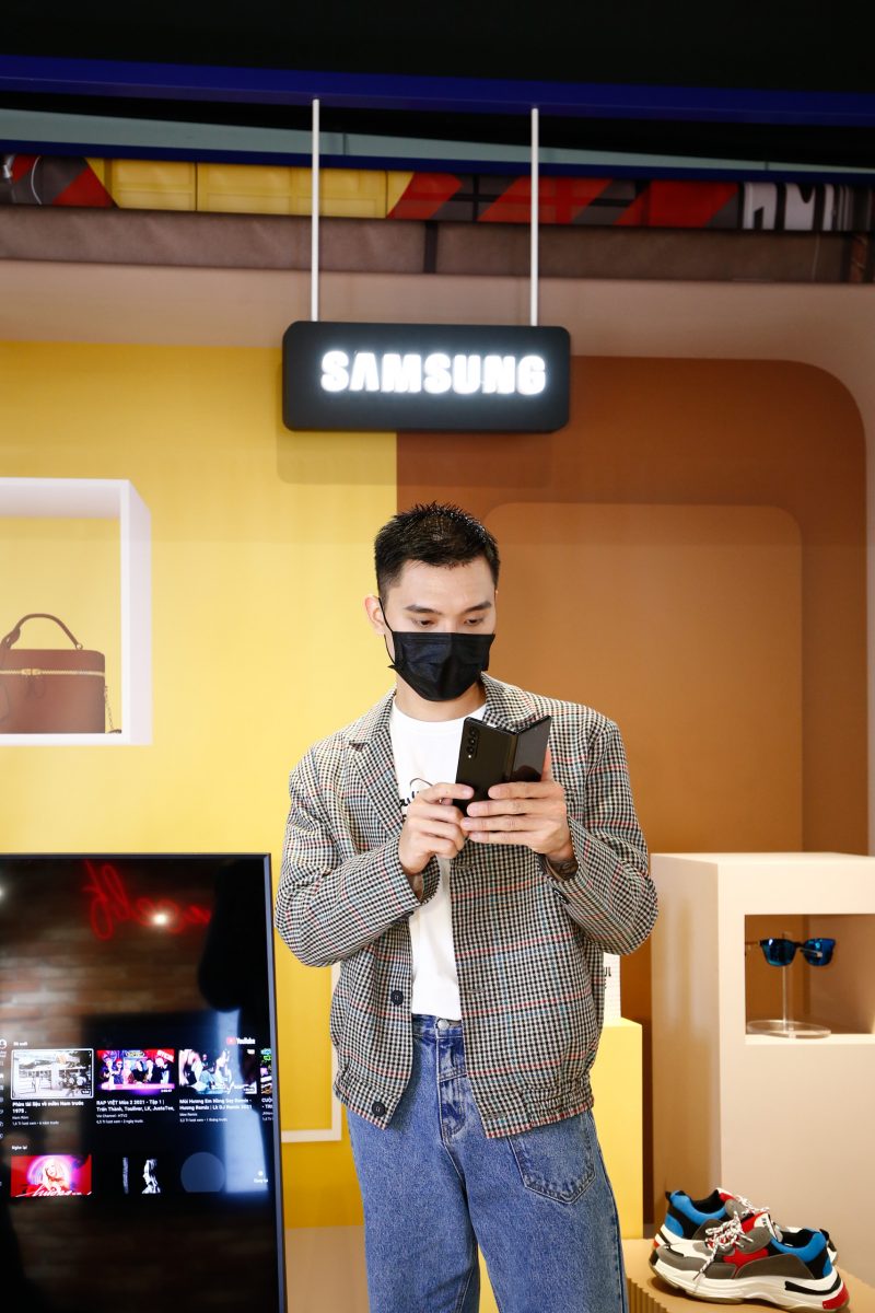 Người dùng trẻ “phát cuồng” với bộ đôi Galaxy Z Fold3, Z Flip3 khi nhận hàng tại Samsung68 và Cửa hàng trải nghiệm Samsung