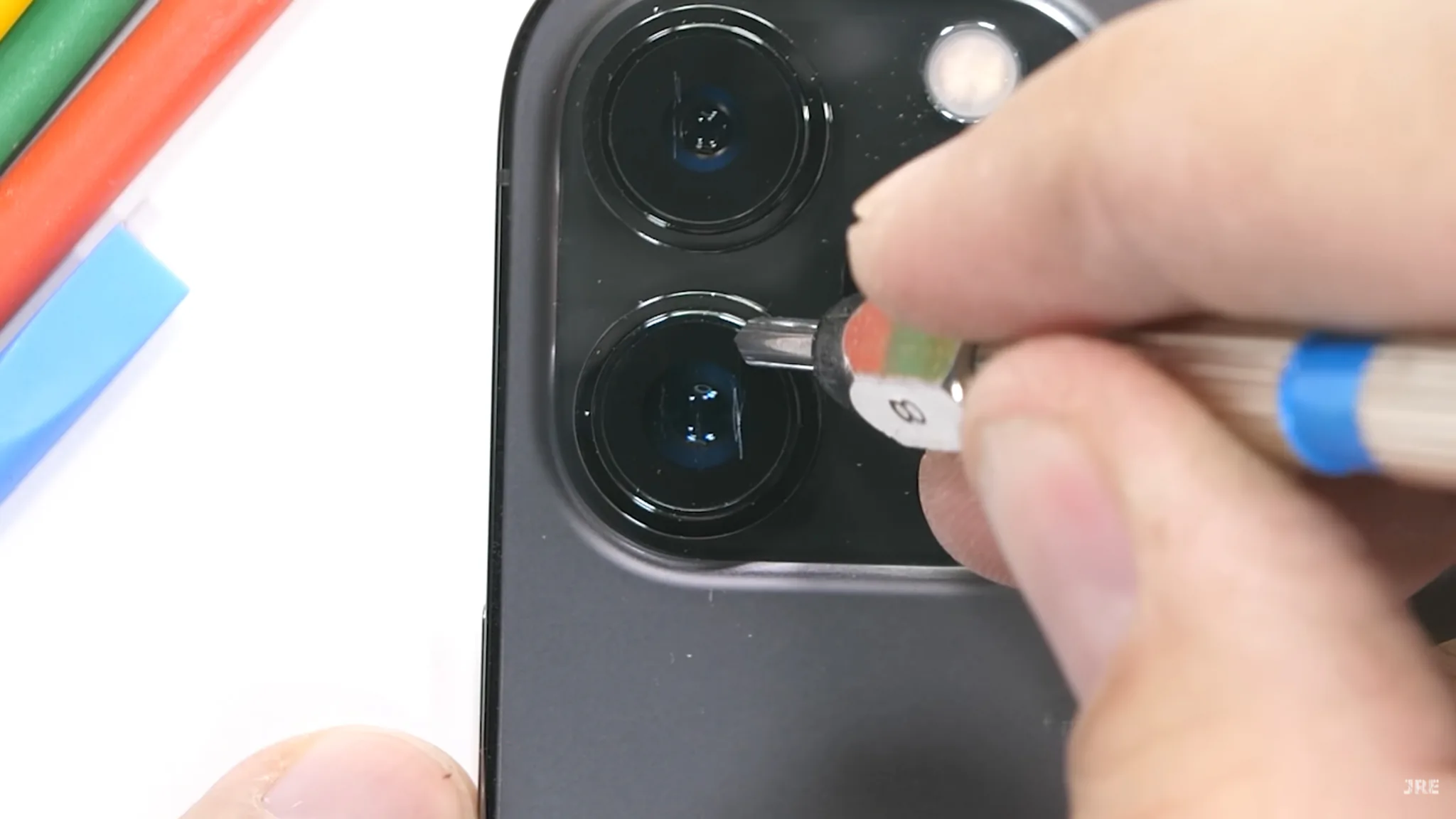 Kiểm tra độ bền iPhone 13 Pro Max: Smartphone cao cấp cứng cáp nhất hiện tại trên thị trường.