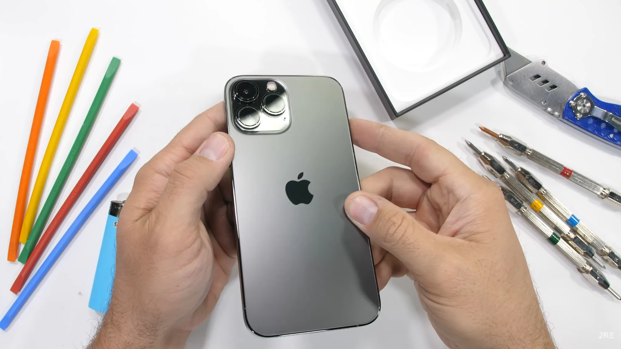 Kiểm tra độ bền iPhone 13 Pro Max: Smartphone cao cấp cứng cáp nhất hiện tại trên thị trường.