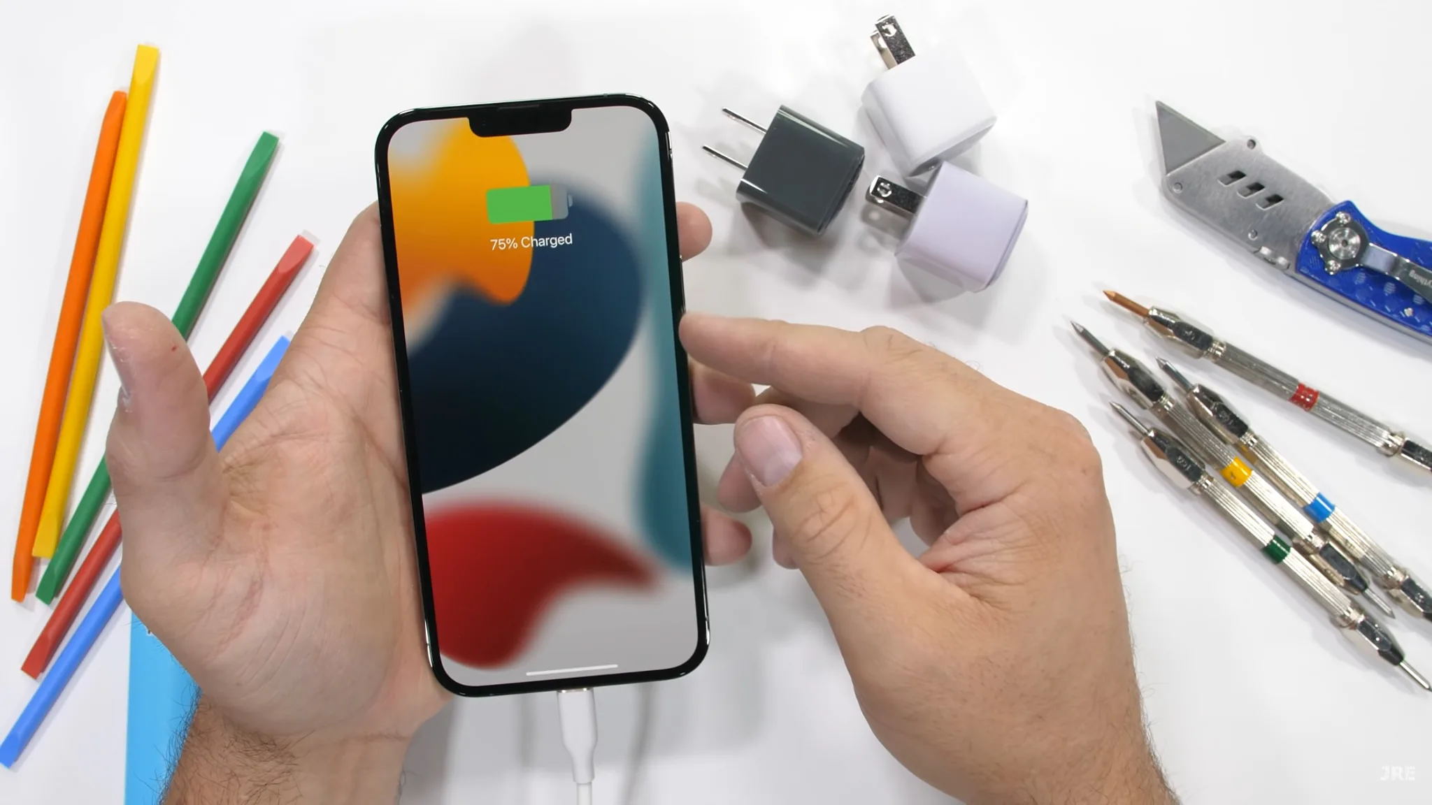 Kiểm tra độ bền iPhone 13 Pro Max: Smartphone cao cấp cứng cáp nhất hiện tại trên thị trường.