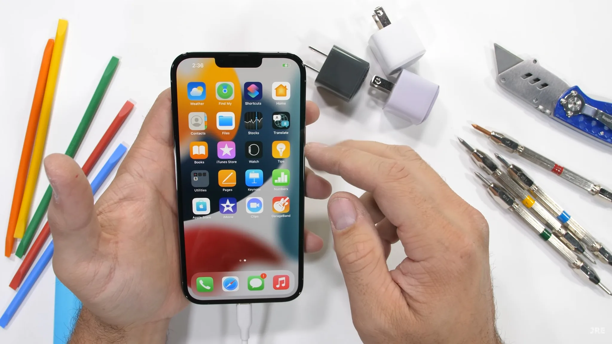 Kiểm tra độ bền iPhone 13 Pro Max: Smartphone cao cấp cứng cáp nhất hiện tại trên thị trường.