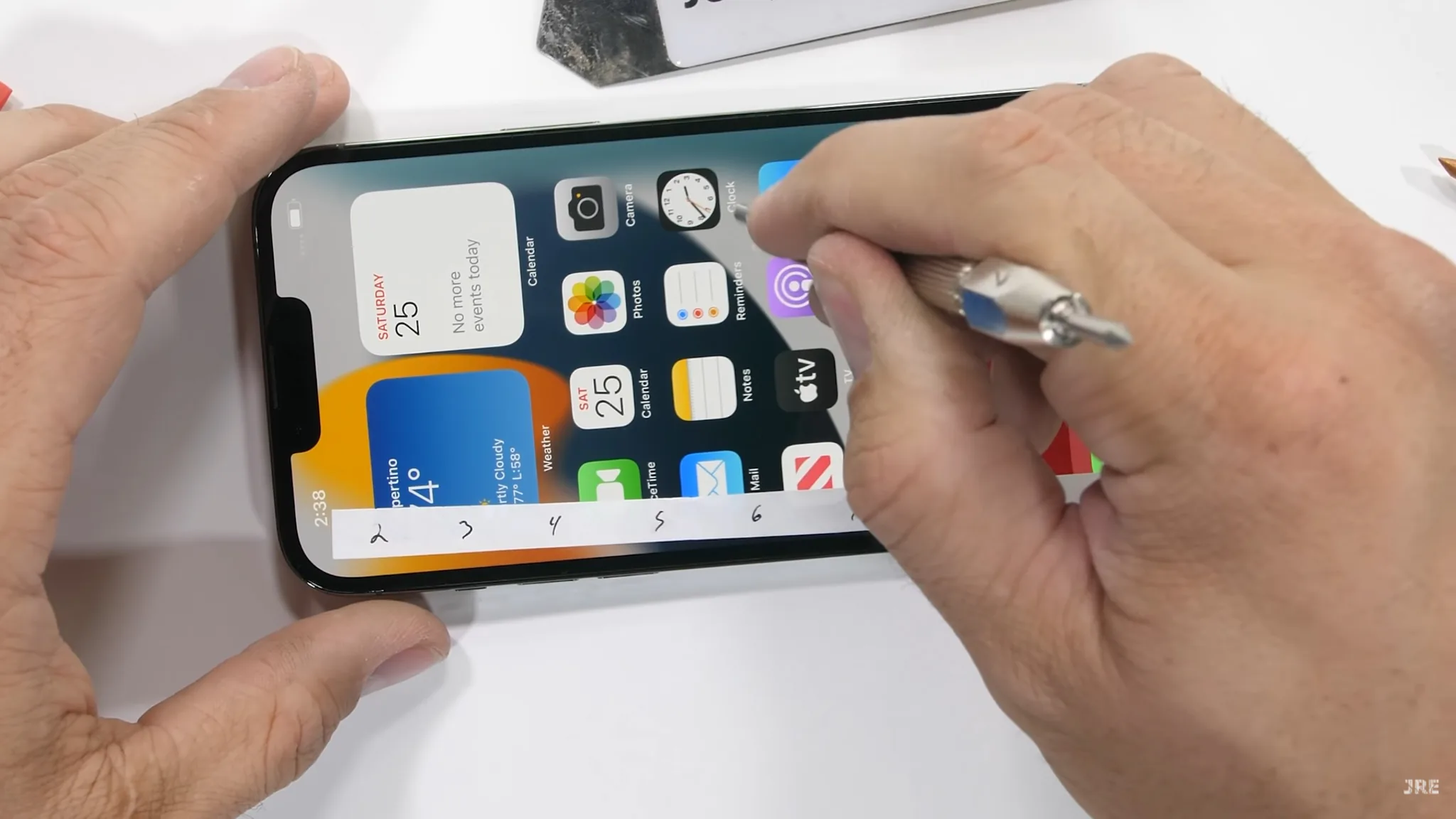 Kiểm tra độ bền iPhone 13 Pro Max: Smartphone cao cấp cứng cáp nhất hiện tại trên thị trường.