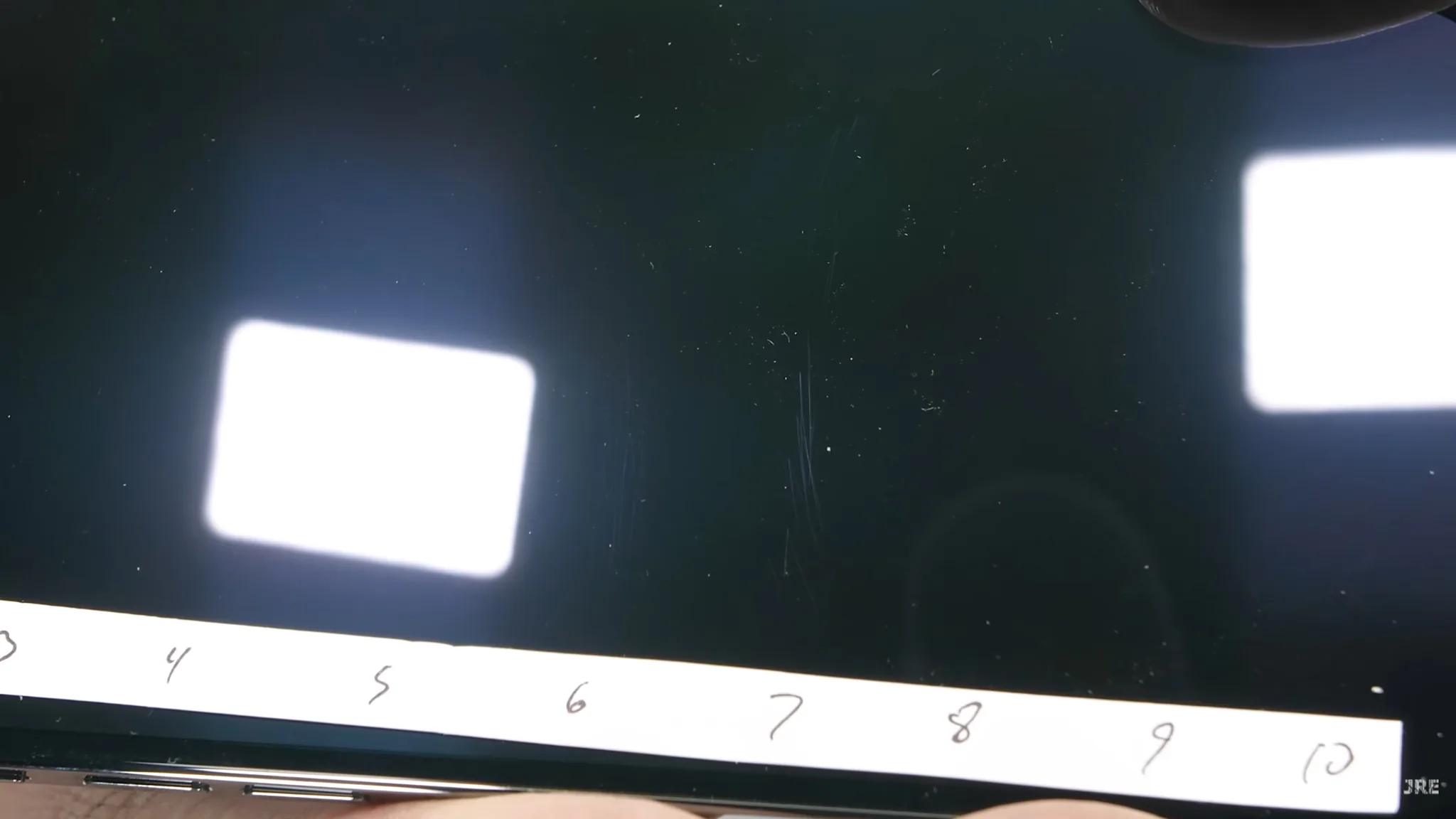 Kiểm tra độ bền iPhone 13 Pro Max: Smartphone cao cấp cứng cáp nhất hiện tại trên thị trường.