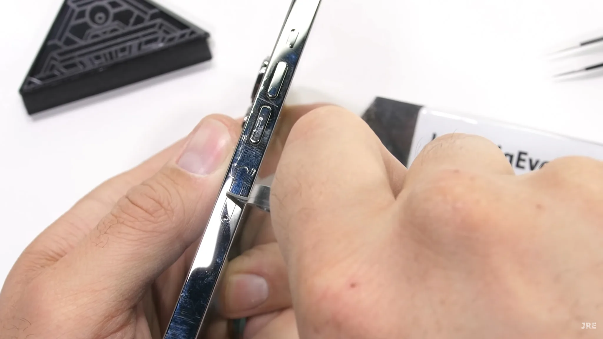 Kiểm tra độ bền iPhone 13 Pro Max: Smartphone cao cấp cứng cáp nhất hiện tại trên thị trường.