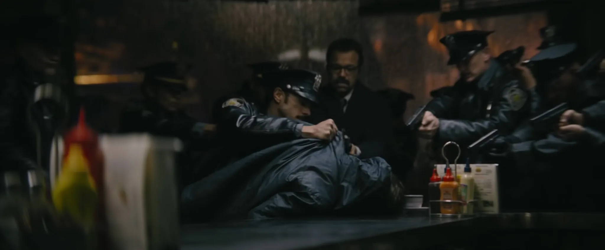 Warner Bros. tung trailer The Batman với loạt kẻ thù đáng gờm The Riddle, Mr. Penguin