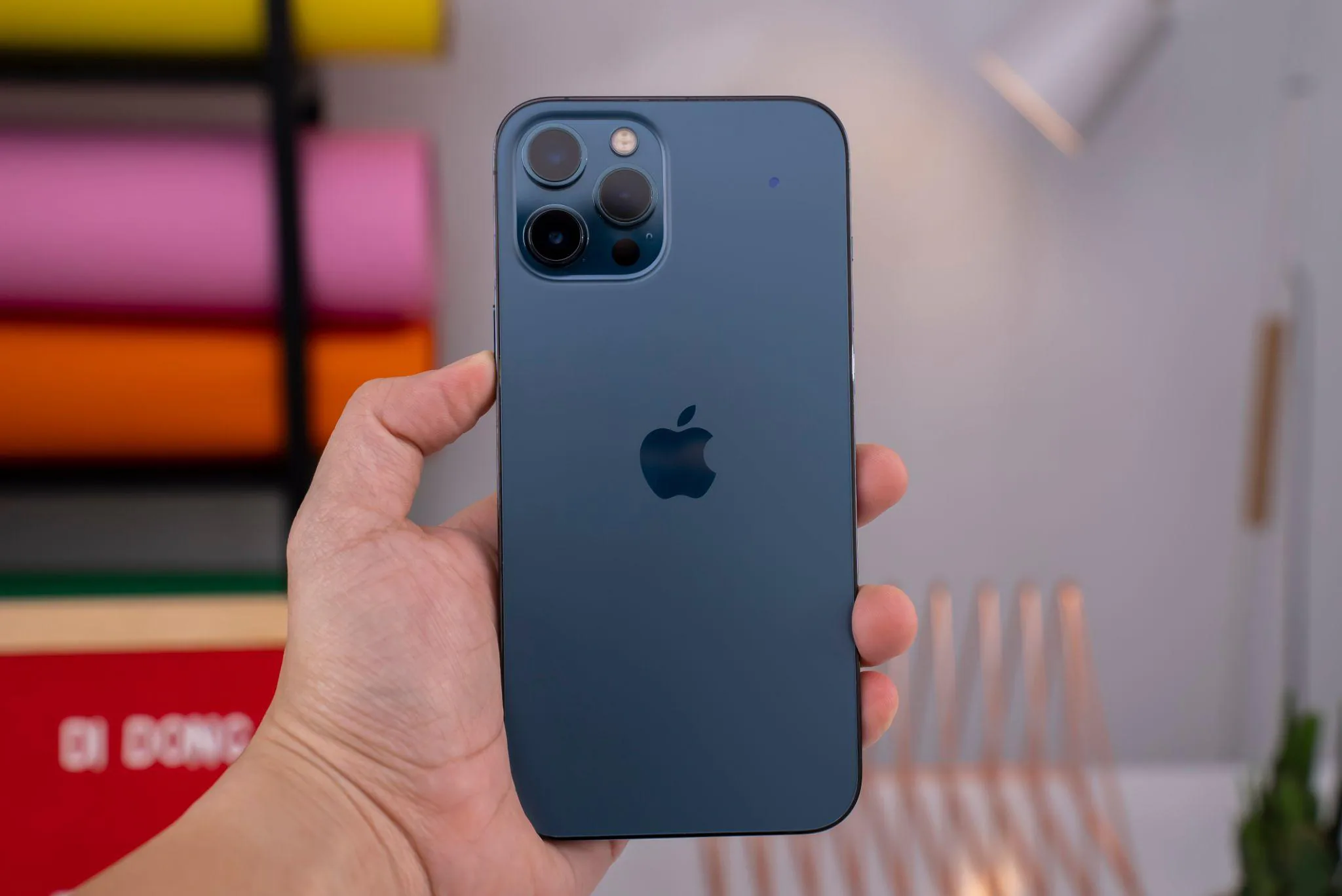 Trước thềm mở bán iPhone 13, iPhone 12 bất ngờ hạ giá xuống dưới 15 triệu