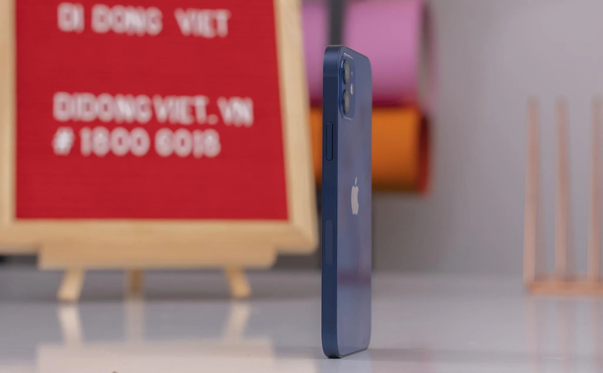 Trước thềm mở bán iPhone 13, iPhone 12 bất ngờ hạ giá xuống dưới 15 triệu