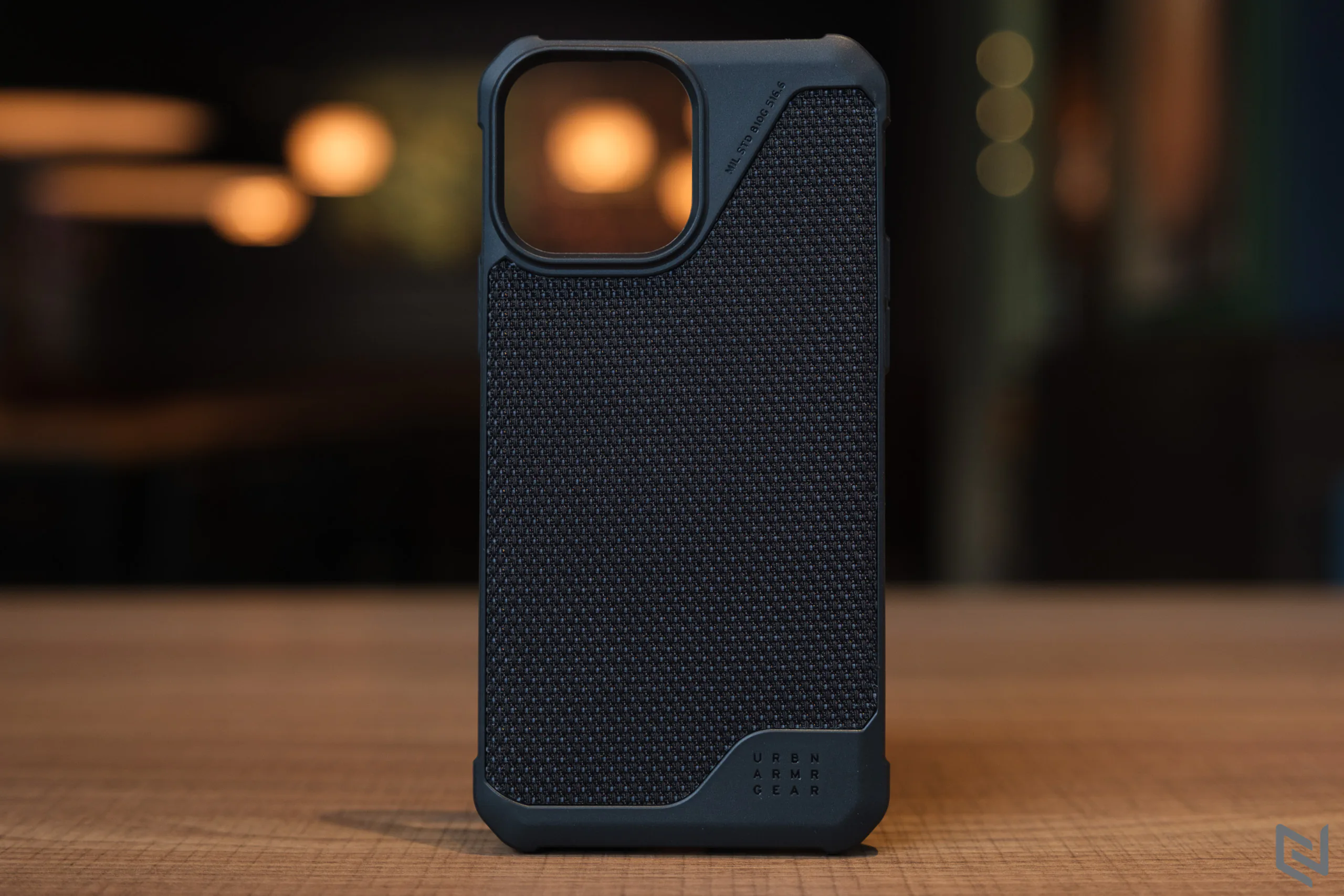Trên tay ốp lưng UAG iPhone 13 Pro Max Metropolis LT giá 1,150,000 VND, vật liệu Kevlar cho cảm giác cầm cực tốt