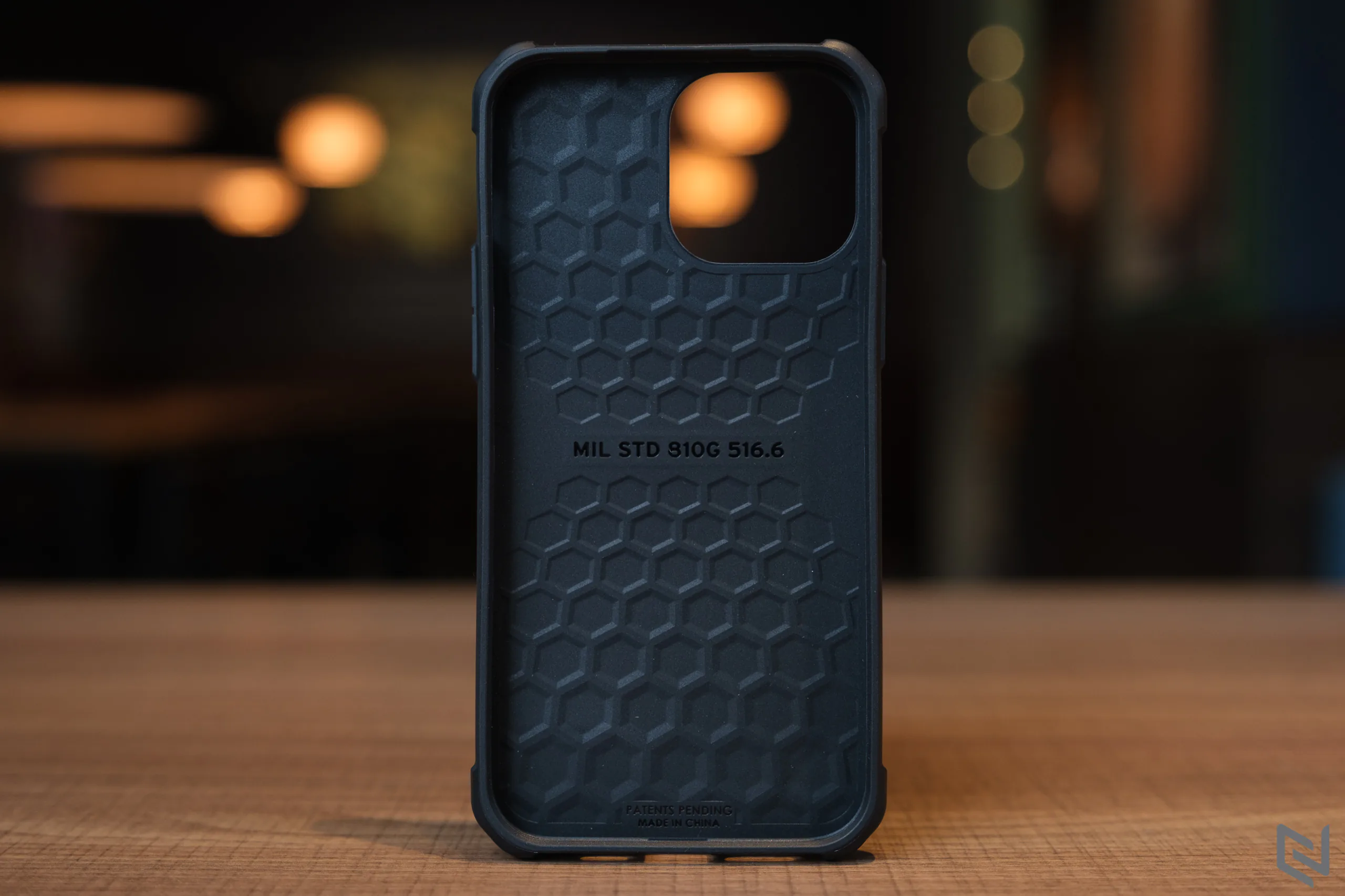 Trên tay ốp lưng UAG iPhone 13 Pro Max Metropolis LT giá 1,150,000 VND, vật liệu Kevlar cho cảm giác cầm cực tốt