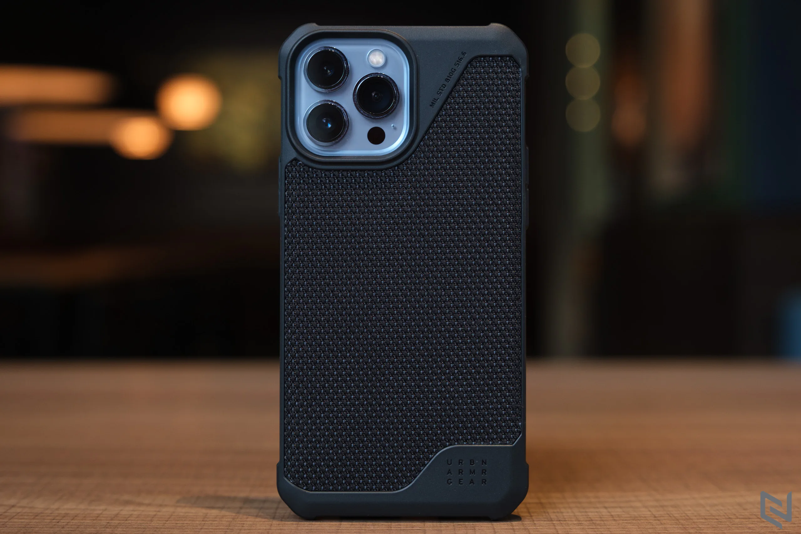 Trên tay ốp lưng UAG iPhone 13 Pro Max Metropolis LT giá 1,150,000 VND, vật liệu Kevlar cho cảm giác cầm cực tốt