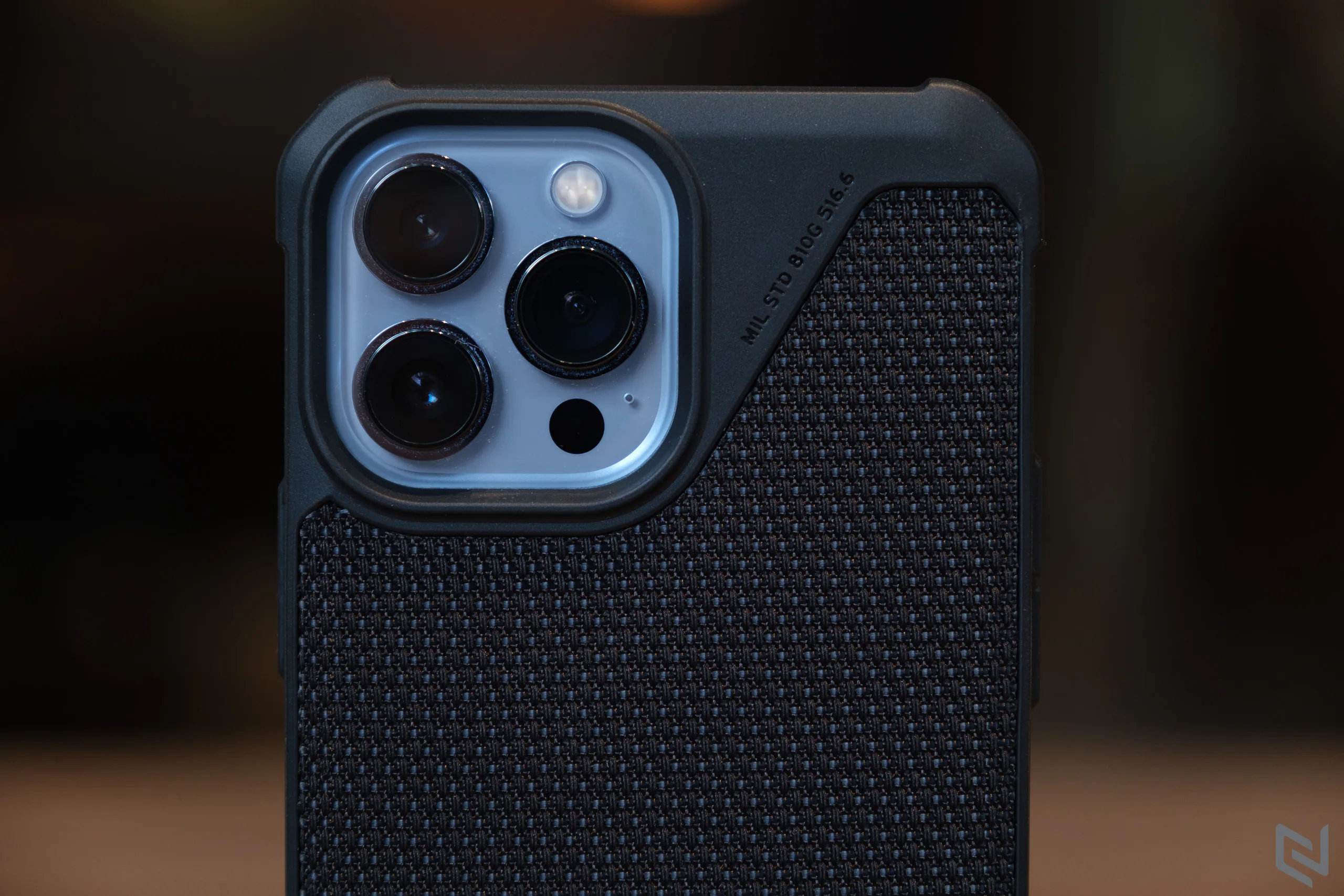 Trên tay ốp lưng UAG iPhone 13 Pro Max Metropolis LT giá 1,150,000 VND, vật liệu Kevlar cho cảm giác cầm cực tốt
