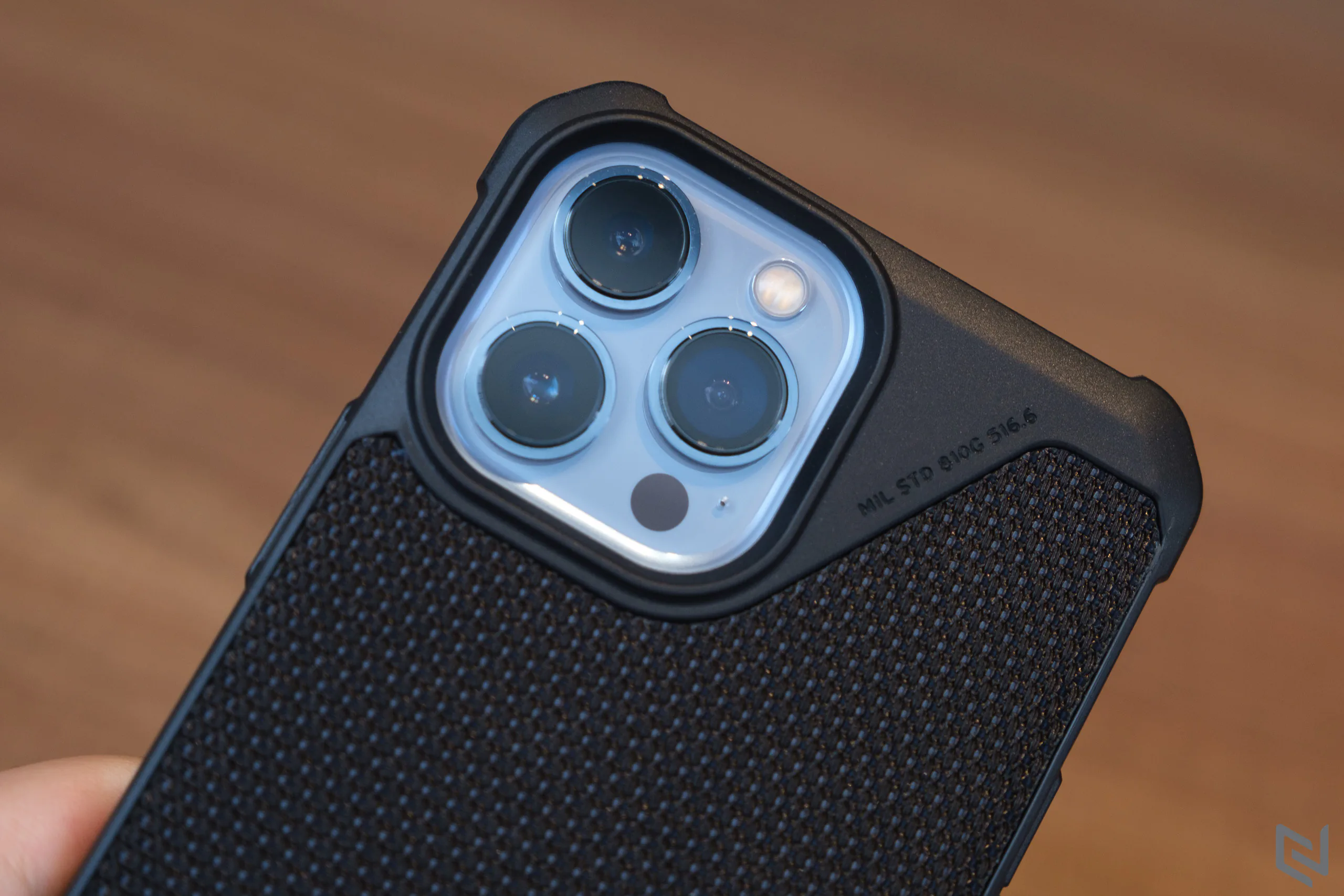 Trên tay ốp lưng UAG iPhone 13 Pro Max Metropolis LT giá 1,150,000 VND, vật liệu Kevlar cho cảm giác cầm cực tốt