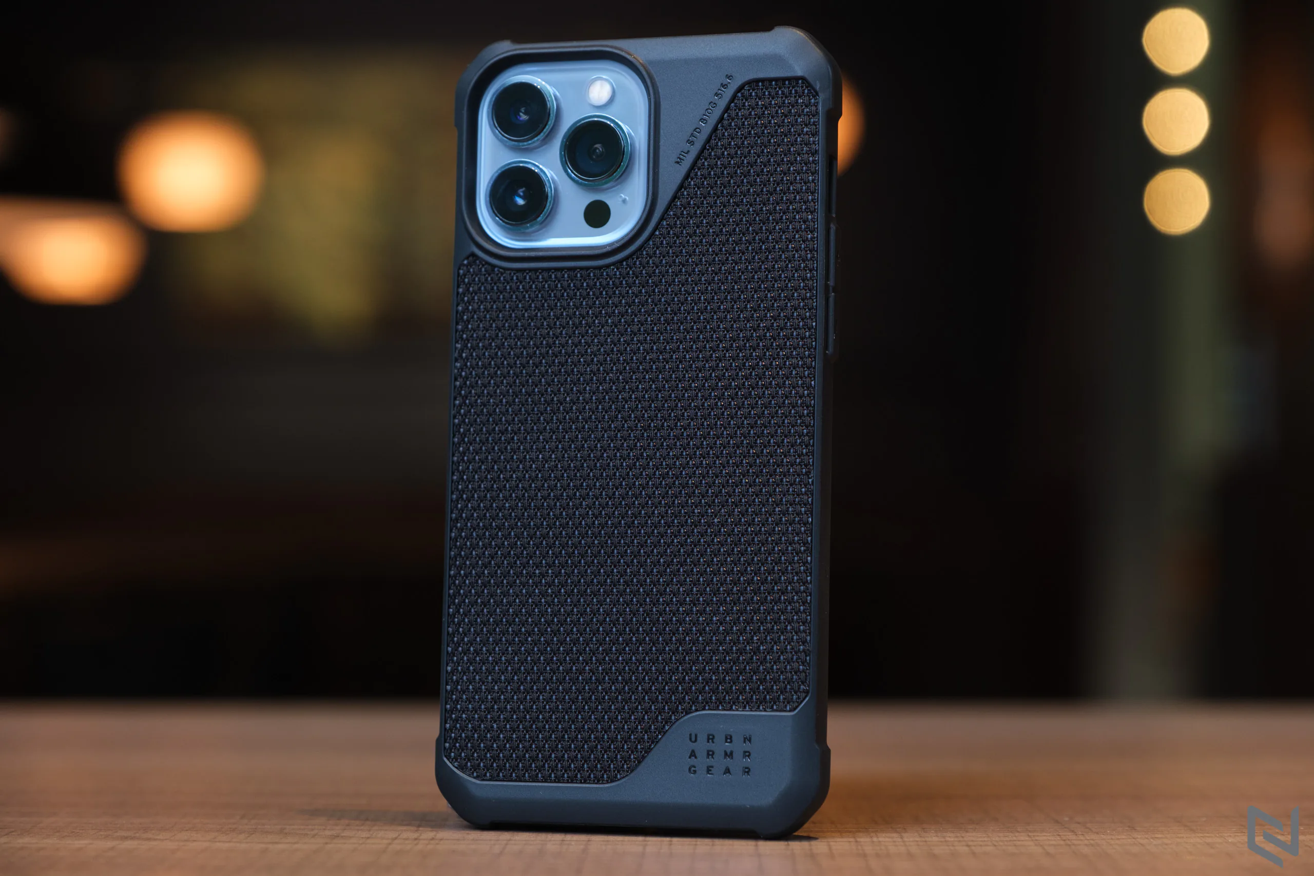 Trên tay ốp lưng UAG iPhone 13 Pro Max Metropolis LT giá 1,150,000 VND, vật liệu Kevlar cho cảm giác cầm cực tốt