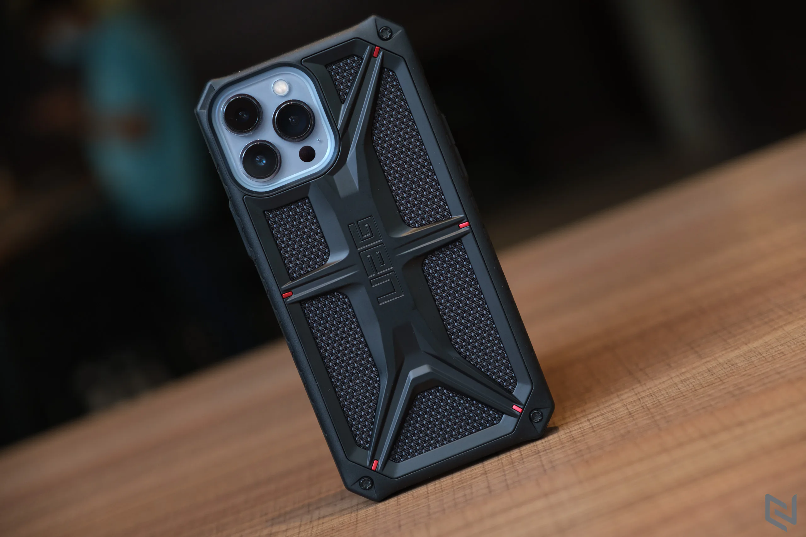 Trên tay ốp lưng UAG iPhone 13 Pro Max Monarch Kevlar, chiếc ốp lưng cực xịn giá 1,700,000 VND