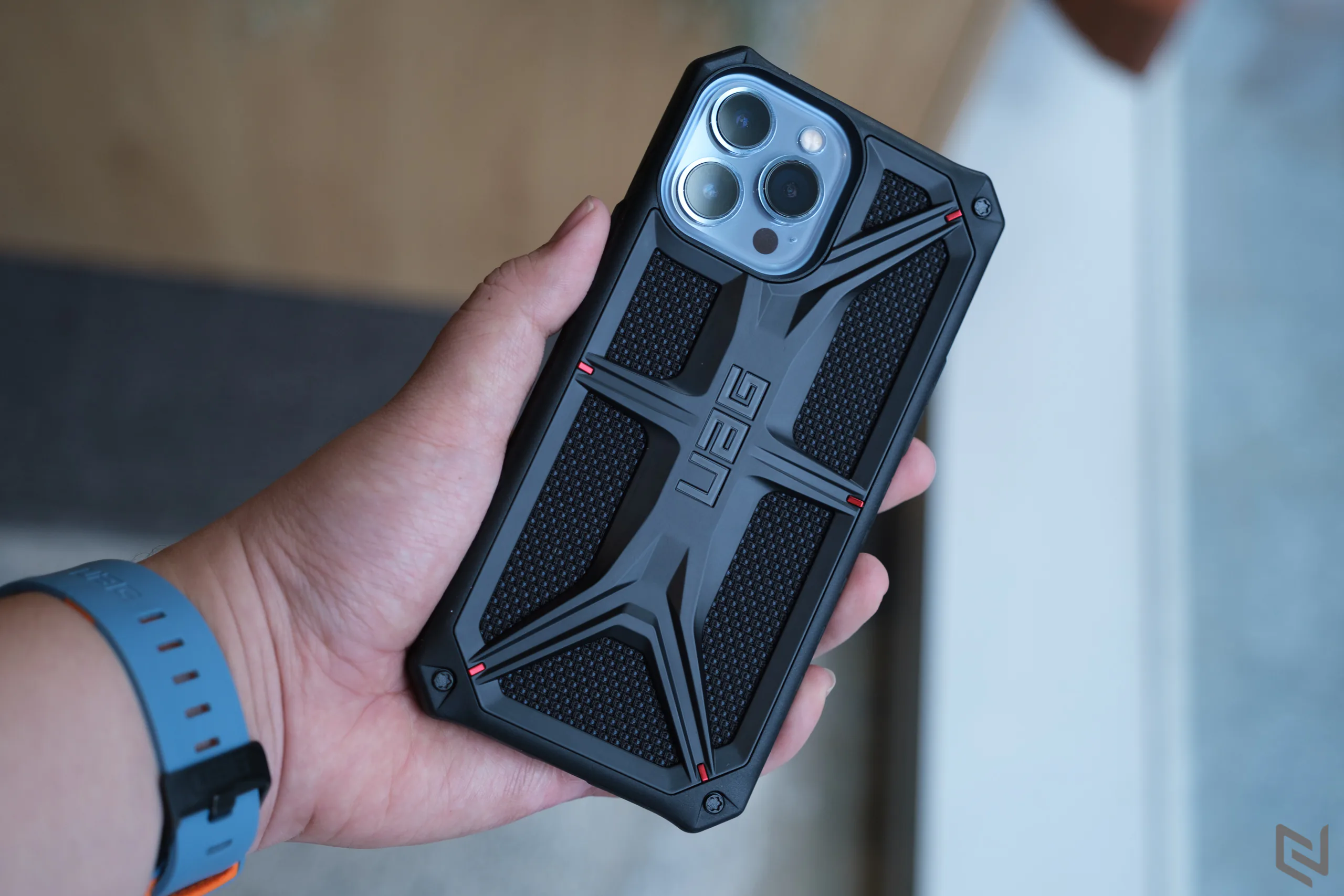 Trên tay ốp lưng UAG iPhone 13 Pro Max Monarch Kevlar, chiếc ốp lưng cực xịn giá 1,700,000 VND