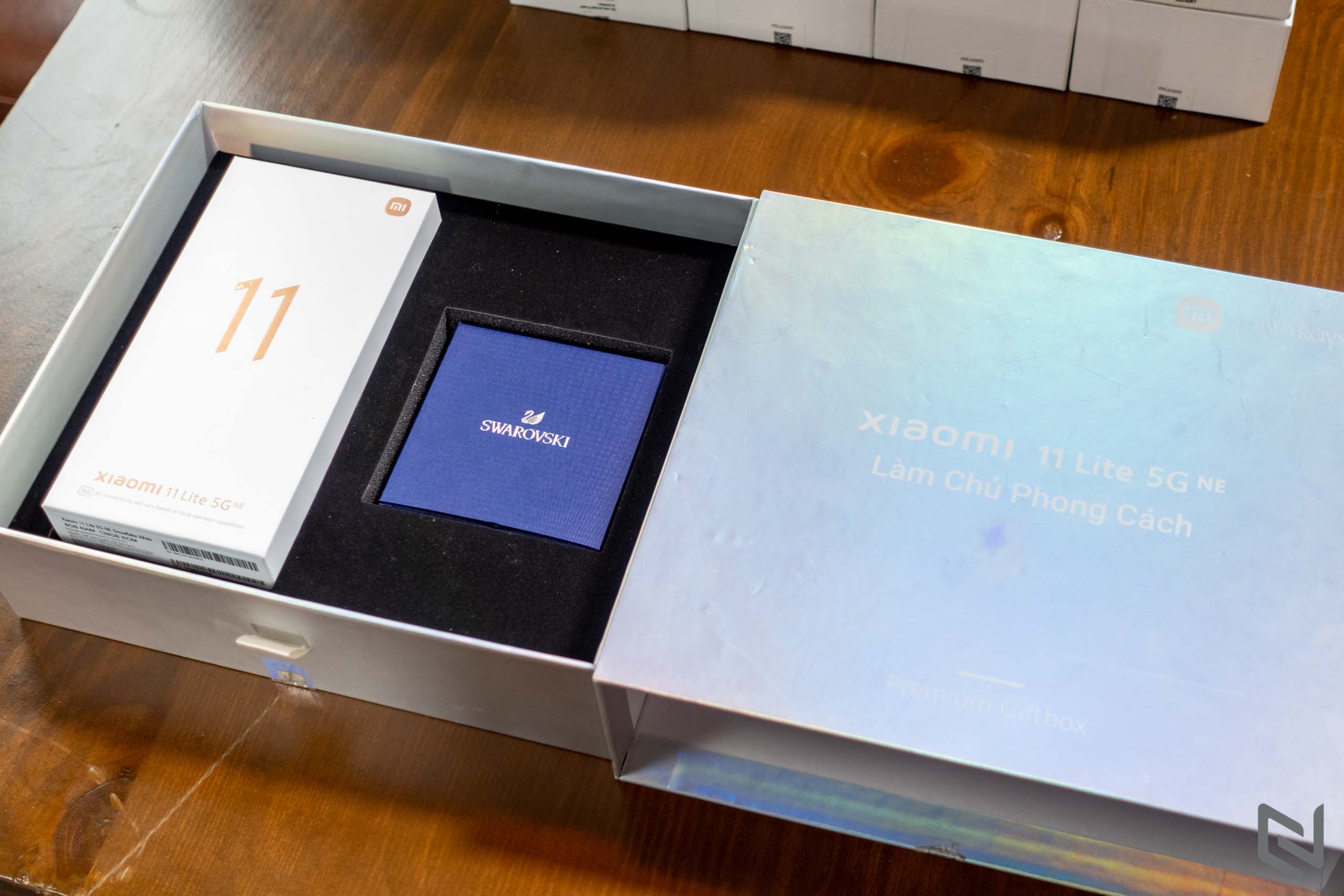 Mở hộp sản phẩm đặc biệt Xiaomi 11 Lite 5G NE cùng dây chuyền Swarovski tinh tế