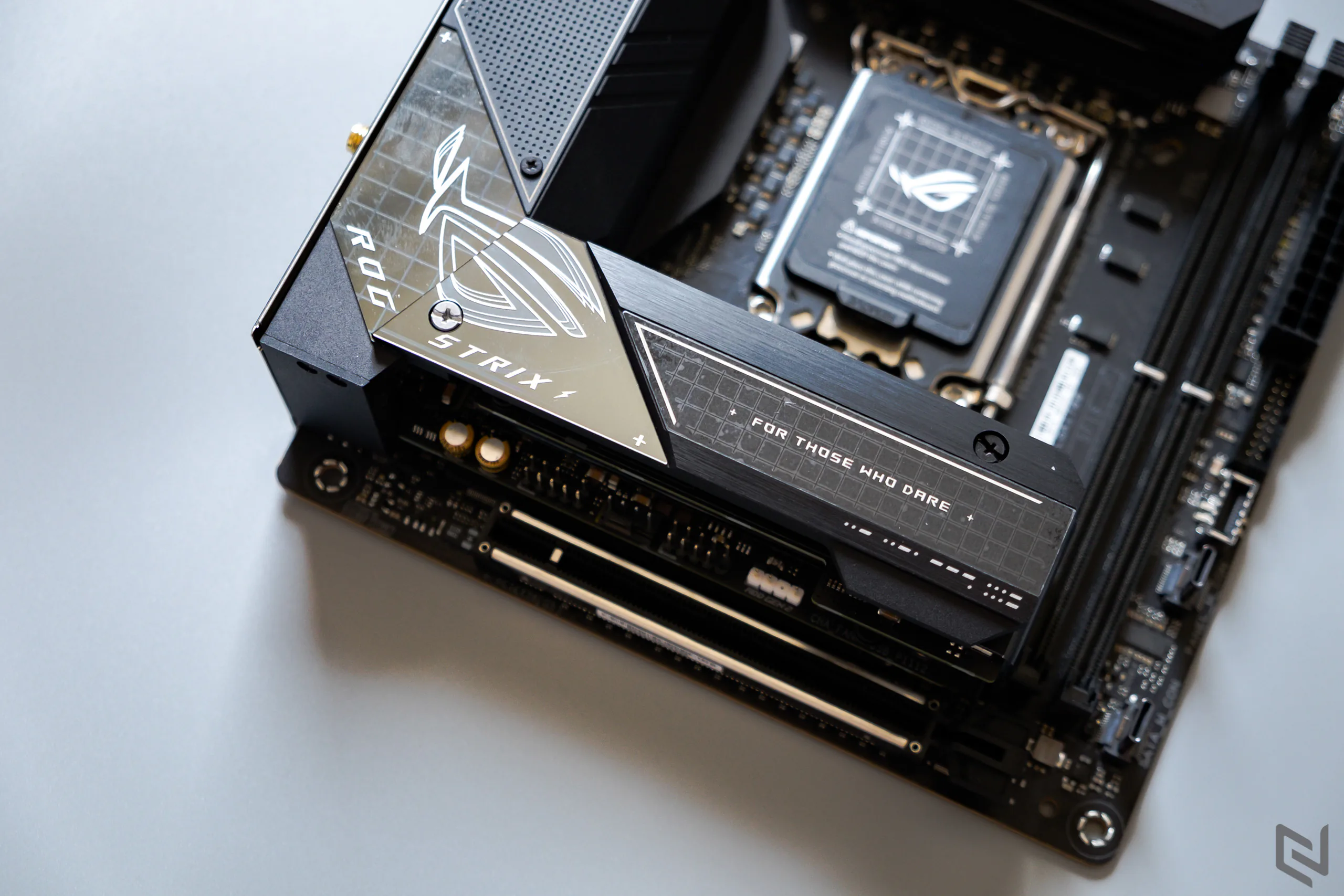 Chiêm ngưỡng ASUS ROG STRIX Z690-I GAMING WIFI, bo mạch chủ Mini ITX nhỏ nhưng hỗ trợ Intel Core 12th và DDR5