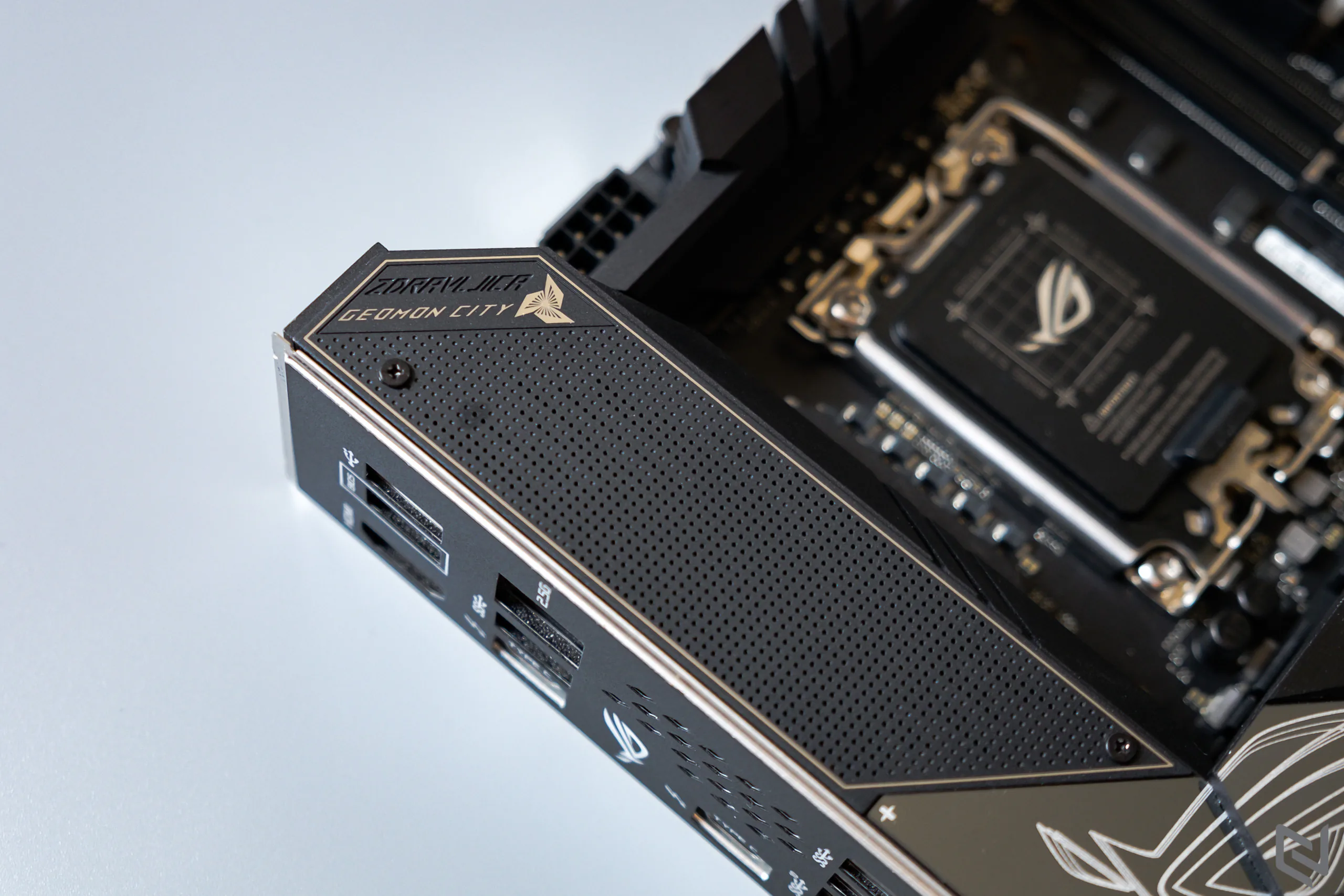 Chiêm ngưỡng ASUS ROG STRIX Z690-I GAMING WIFI, bo mạch chủ Mini ITX nhỏ nhưng hỗ trợ Intel Core 12th và DDR5