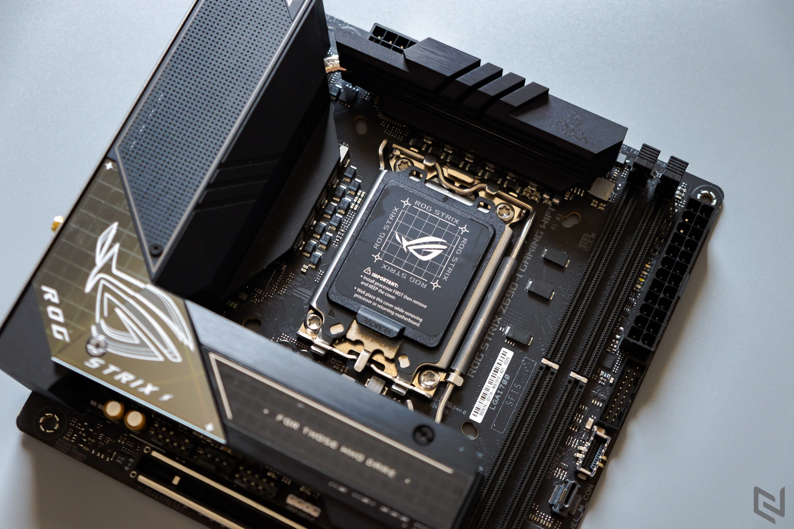 Chiêm ngưỡng ASUS ROG STRIX Z690-I GAMING WIFI, bo mạch chủ Mini ITX nhỏ nhưng hỗ trợ Intel Core 12th và DDR5
