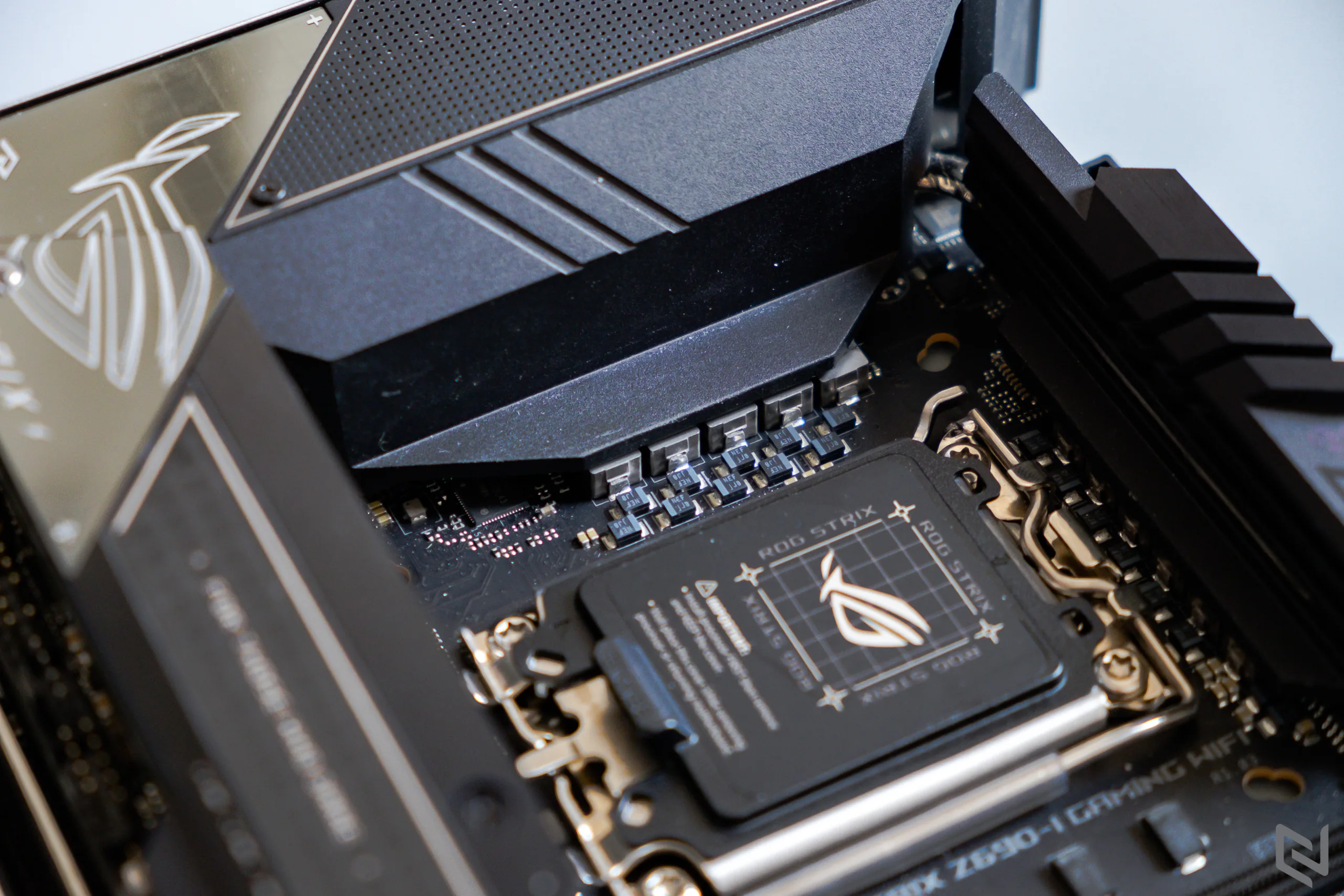 Chiêm ngưỡng ASUS ROG STRIX Z690-I GAMING WIFI, bo mạch chủ Mini ITX nhỏ nhưng hỗ trợ Intel Core 12th và DDR5