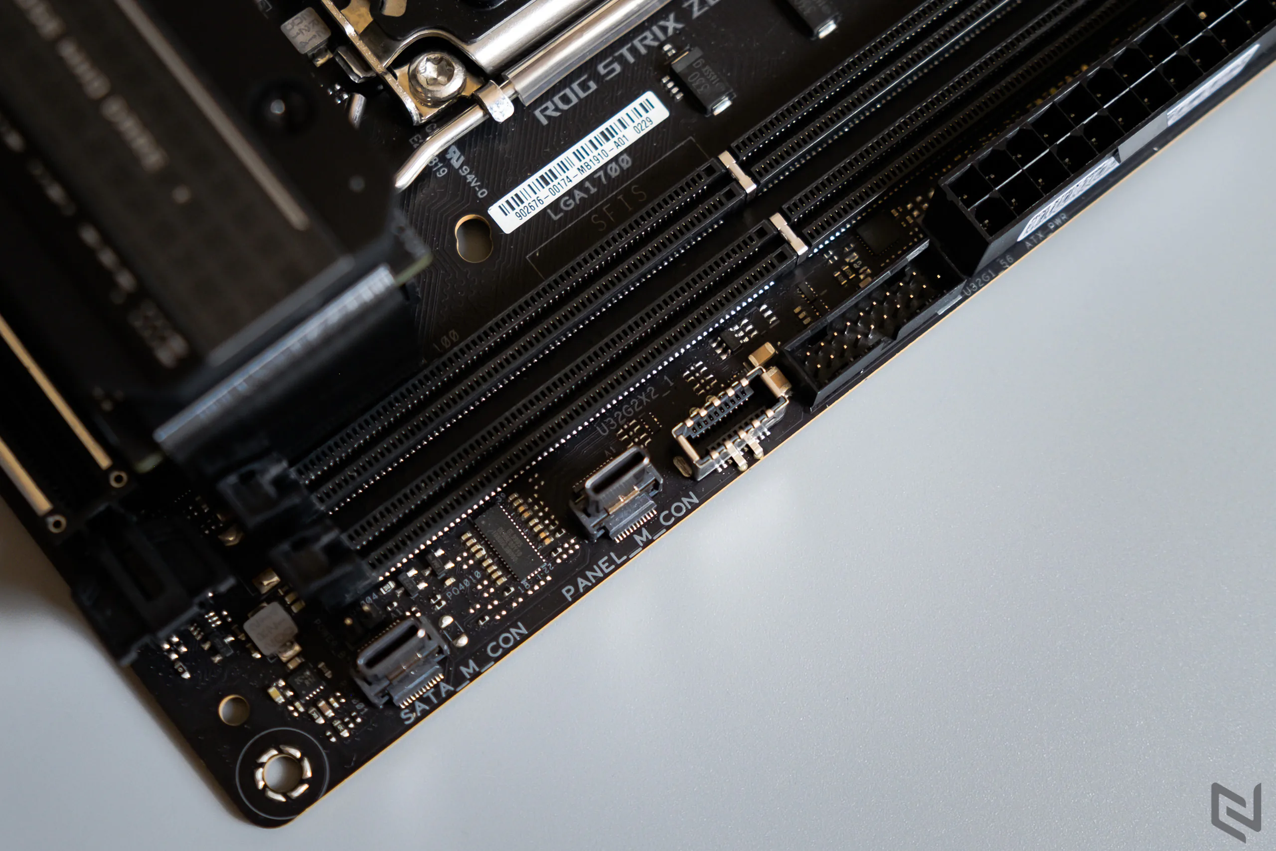 Chiêm ngưỡng ASUS ROG STRIX Z690-I GAMING WIFI, bo mạch chủ Mini ITX nhỏ nhưng hỗ trợ Intel Core 12th và DDR5