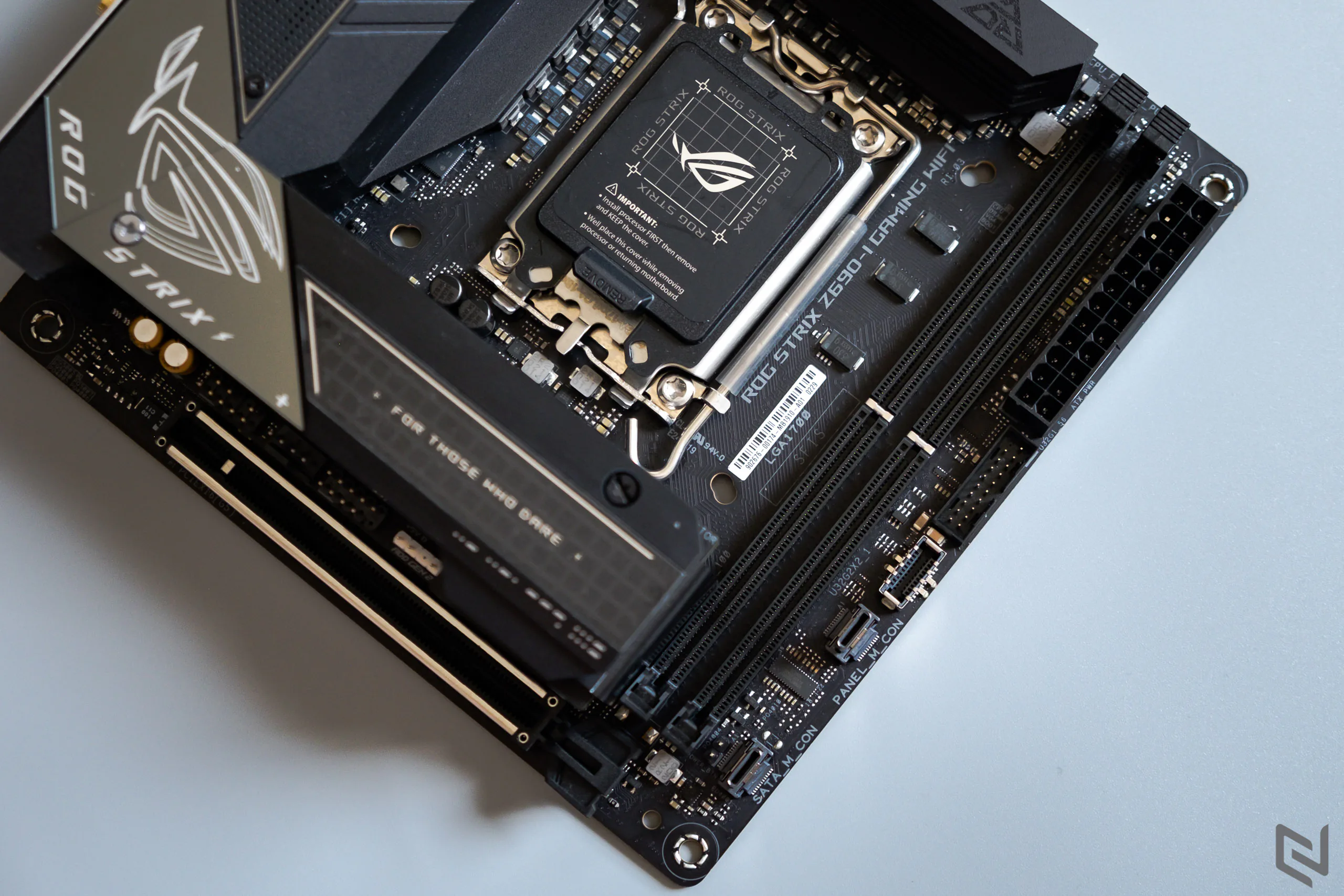 Chiêm ngưỡng ASUS ROG STRIX Z690-I GAMING WIFI, bo mạch chủ Mini ITX nhỏ nhưng hỗ trợ Intel Core 12th và DDR5