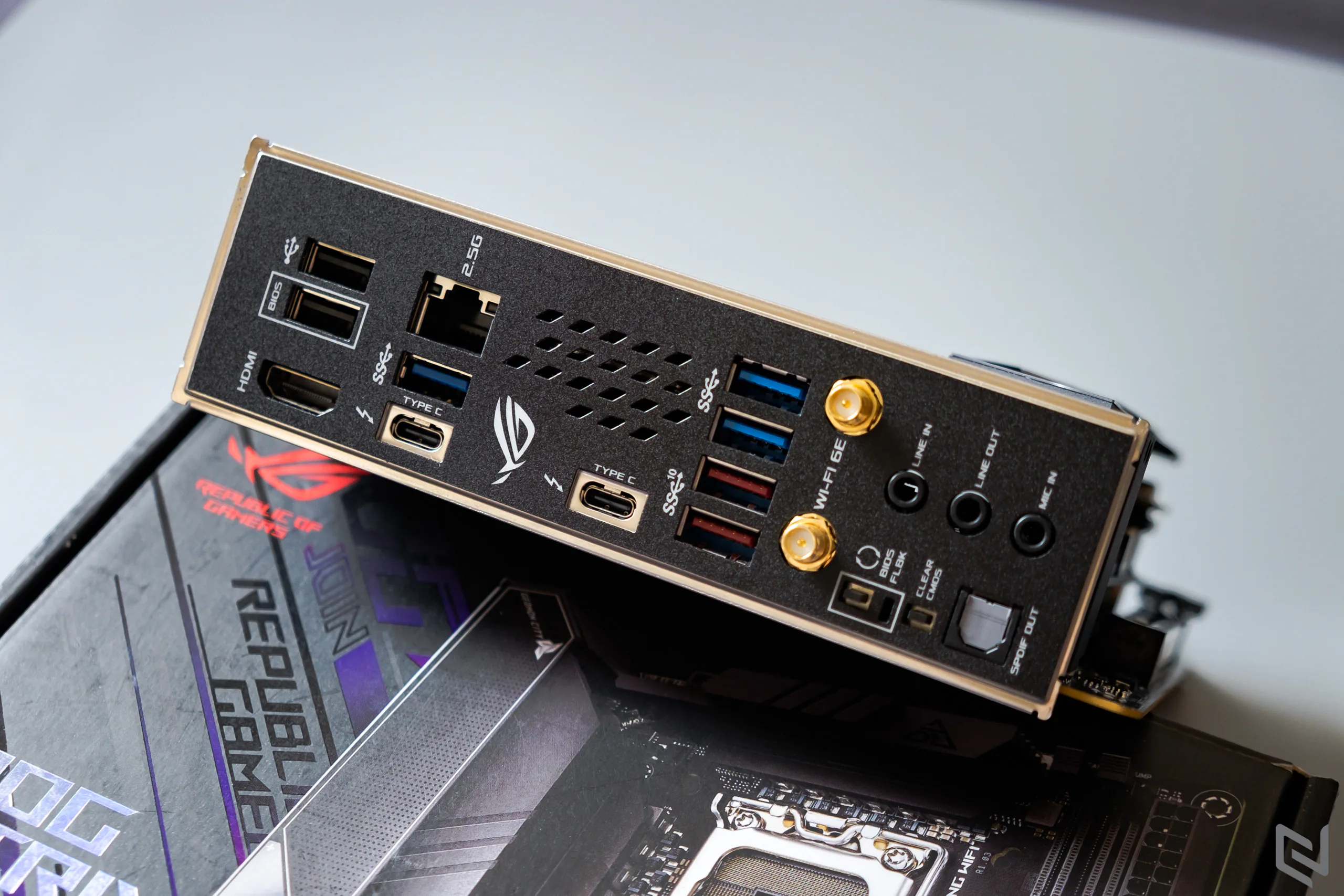 Chiêm ngưỡng ASUS ROG STRIX Z690-I GAMING WIFI, bo mạch chủ Mini ITX nhỏ nhưng hỗ trợ Intel Core 12th và DDR5