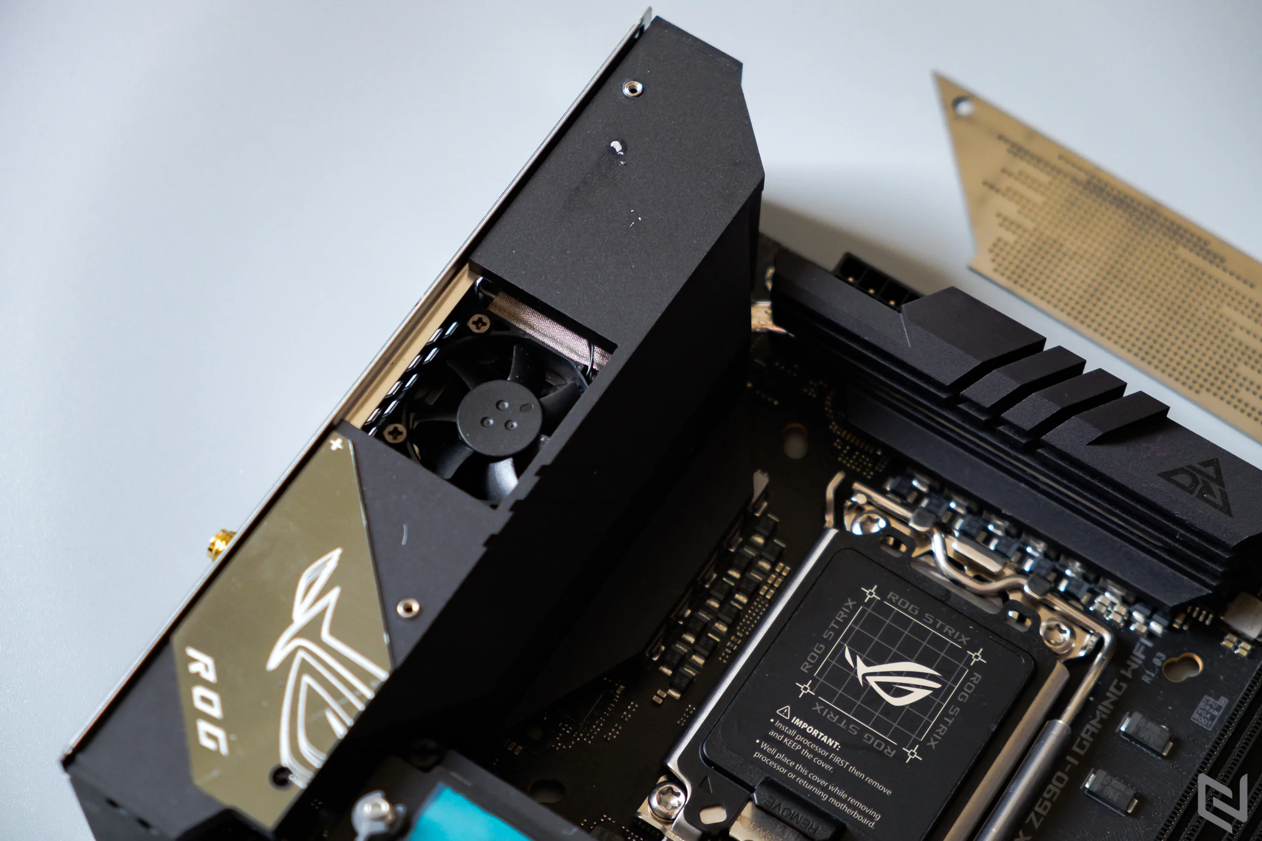 Chiêm ngưỡng ASUS ROG STRIX Z690-I GAMING WIFI, bo mạch chủ Mini ITX nhỏ nhưng hỗ trợ Intel Core 12th và DDR5