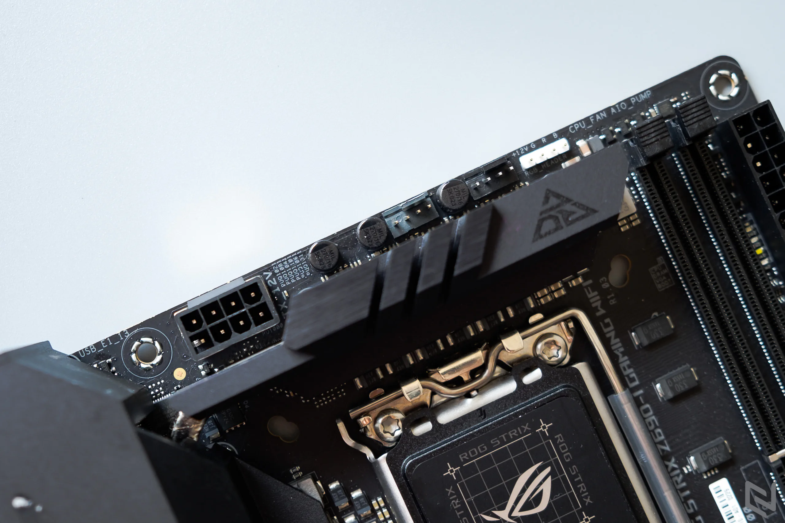 Chiêm ngưỡng ASUS ROG STRIX Z690-I GAMING WIFI, bo mạch chủ Mini ITX nhỏ nhưng hỗ trợ Intel Core 12th và DDR5